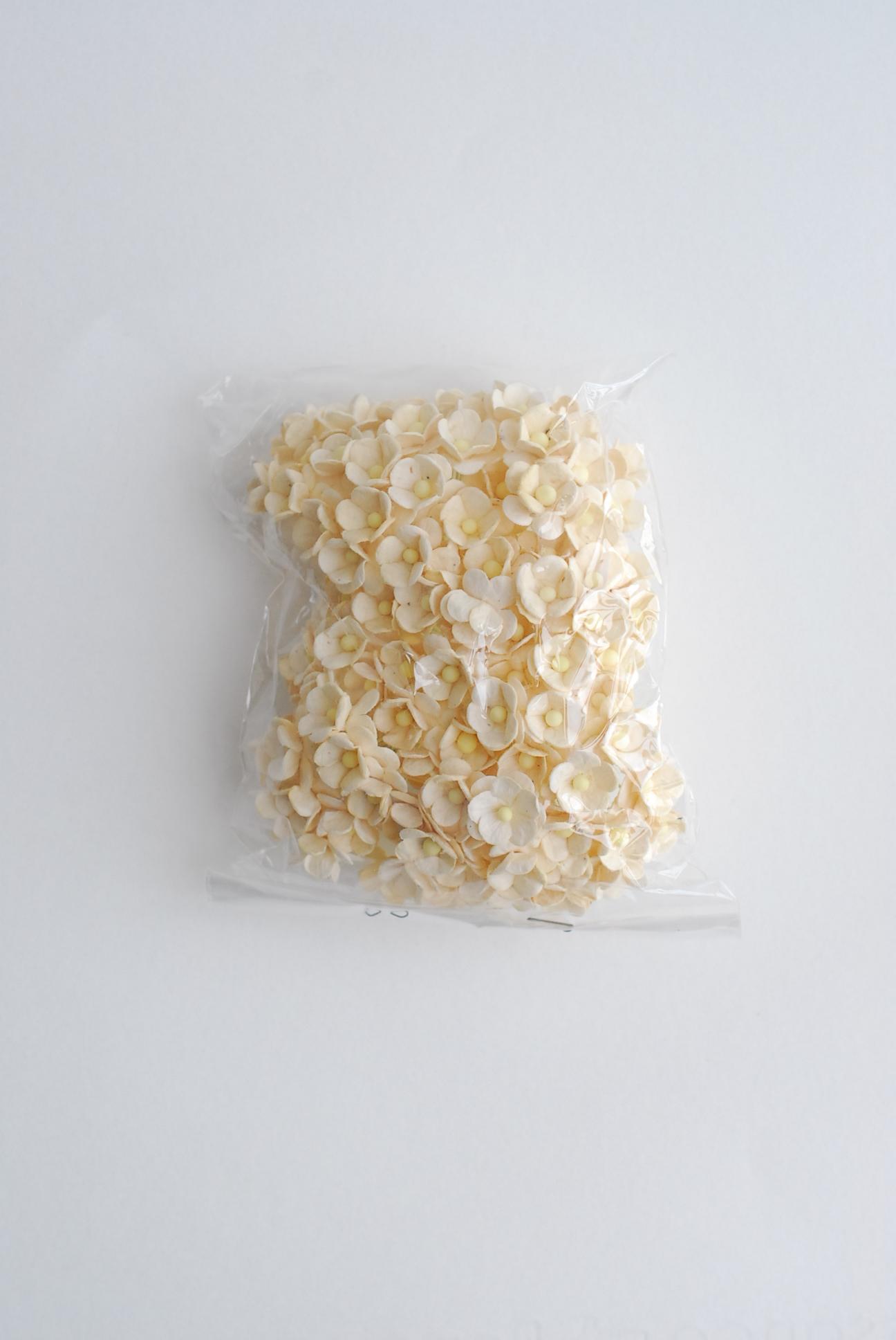 ดอกไม้กระดาษสา ราคาส่ง, ดอกไฮเดรนเยียกระดาษสา ดอกไม้ประดิษฐ์ ตกแต่งงานแต่งงาน ประดิษฐ์ข้อมือ เพื่อนเจ้าสาว ขนาด 1.5 cm., สำหรับของชำร่วย, งานแต่งงาน, ดอกไม้ทำข้อมือเจ้าสาว สีงาช้าง จำนวน 100 ดอก Paper flower,100 Pieces mulberry hydenyia, ivory color