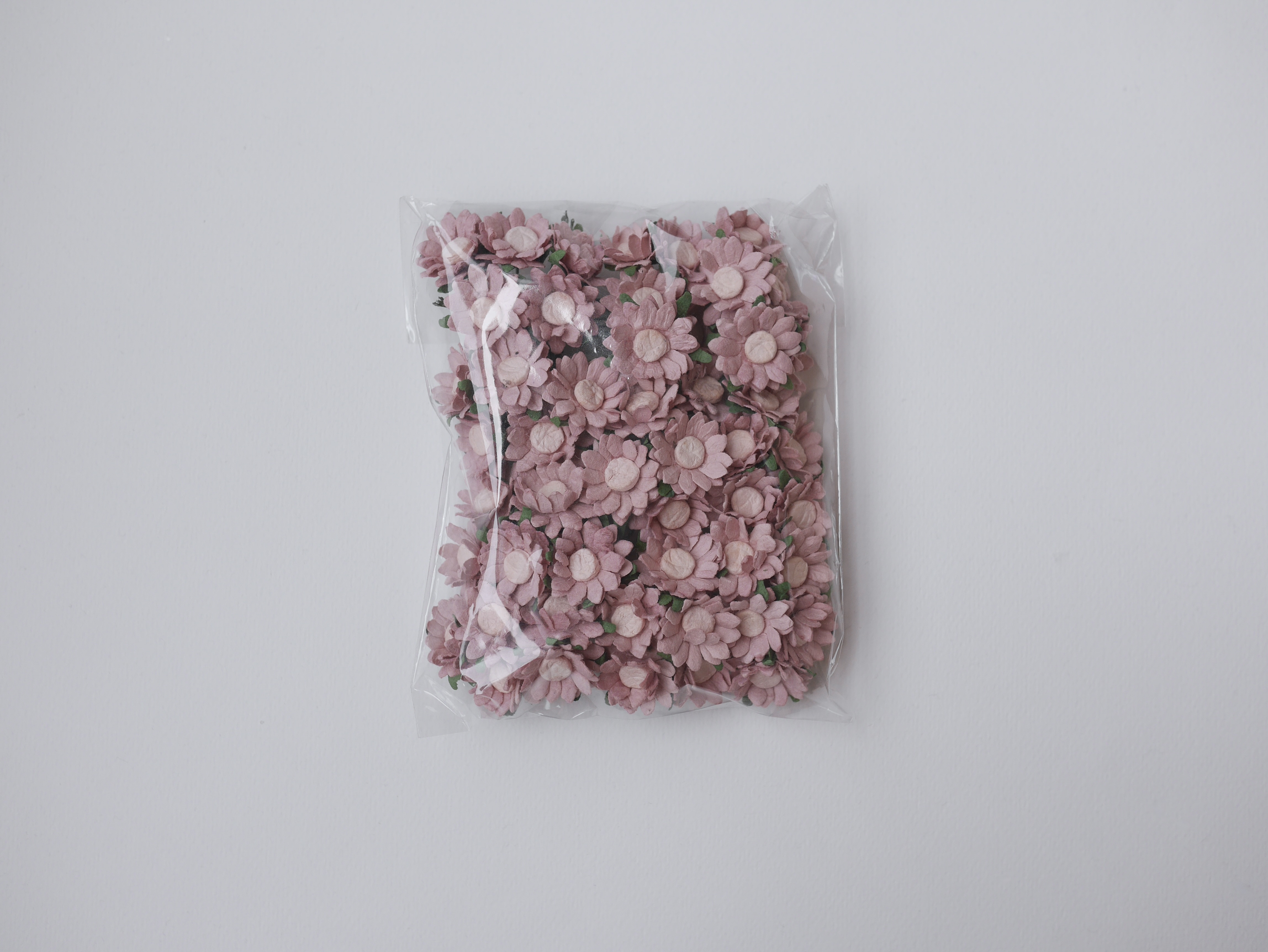 ดอกทานตะวันกระดาษ ดอกไม้กระดาษสา ดอกไม้ประดิษฐ์จากกระดาษสา ดอกทานตะวัน ดอกไม้กระดาษสาขายส่ง ดอกไม้ประดิษฐ์ ดอกไม้ทำข้อมือเพื่อนเจ้าสาว ขนาด 1.5 cm. จำนวน 50 ดอก สีชมพูตุ่น เกสรสีชมพูตุ่น Paper Flower, Sun Flowers, pale dusty pink color, size 1.5 cm 50 pie