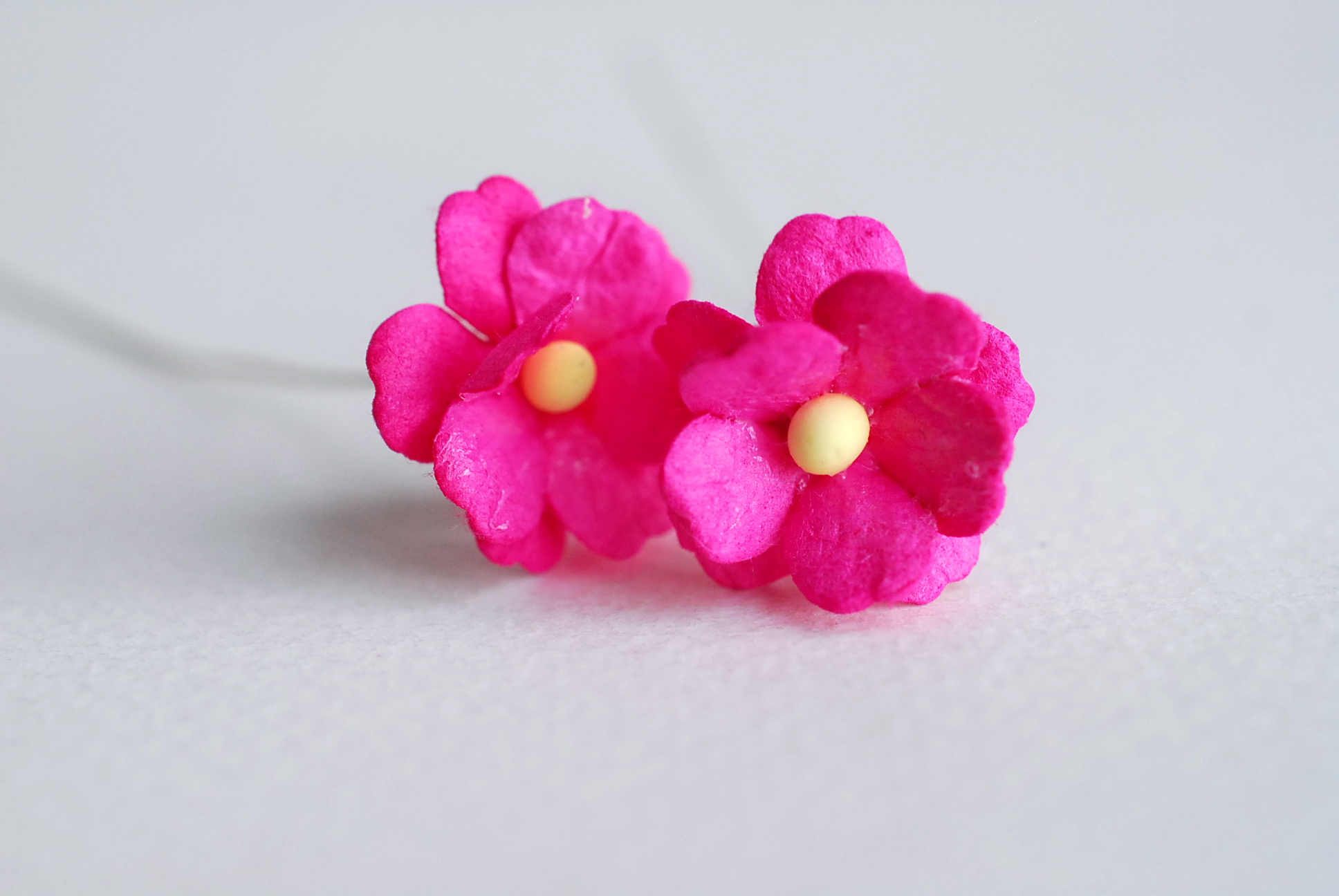 ดอกไม้กระดาษสา ราคาส่ง, ดอกไฮเดรนเยียกระดาษสา ดอกไม้ประดิษฐ์ ตกแต่งงานแต่งงาน ประดิษฐ์ข้อมือเพื่อนเจ้าสาว ขนา่ด 1.5 cm., สำหรับของชำร่วย, งานแต่งงาน, ดอกไม้ทำข้อมือเจ้าสาว สีชมพูบานเย็น จำนวน 100 ดอก Paper flower,100 Pieces mulberry hydrangea magenta colo