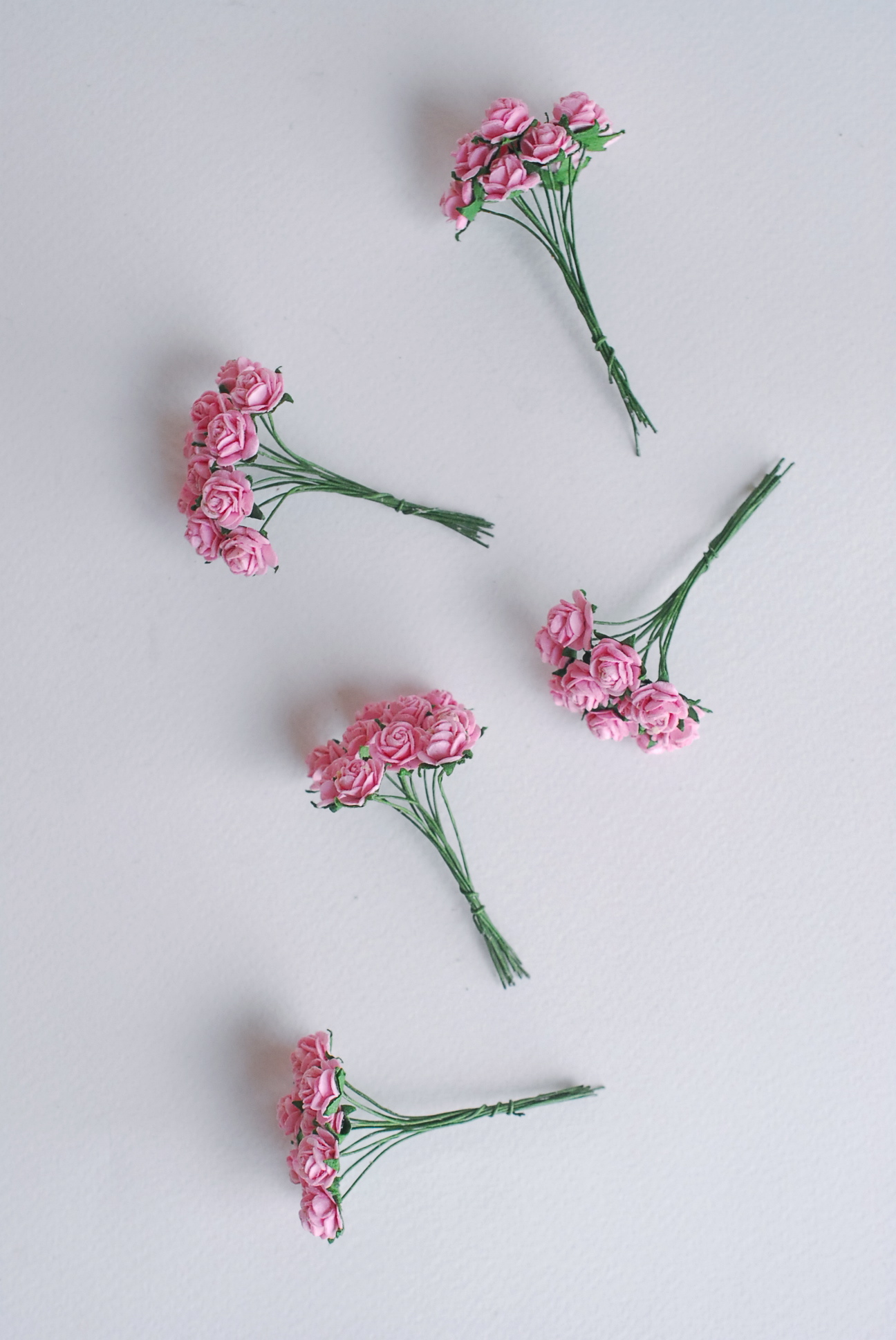 ดอกไม้กระดาษสาสำหรับตกแต่ง ของชำร่วย ดอกกุหลาบ กระดาษสา สีชมพู ขนาด 1 cm. จำนวน 100 ดอก/1 ถุง