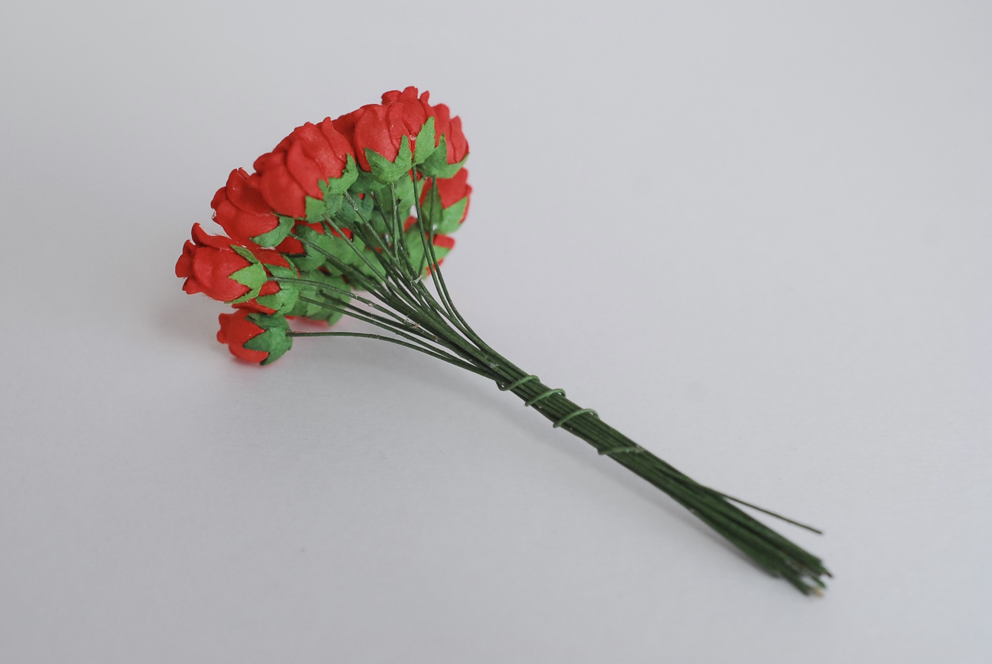 ดอกไม้กระดาษสา ดอกไม้กระดาษสา จตุจักร งานประดิษฐ์ ดอกไม้ทำข้อมือเพื่อนเจ้าสาว แต่งงาน, ดอกกุหลาบตูม 0.8x1 cm. 25 ดอก สีแดง paper flowers, budding roses flower 0.8x1 cm. 25 pieces red color.