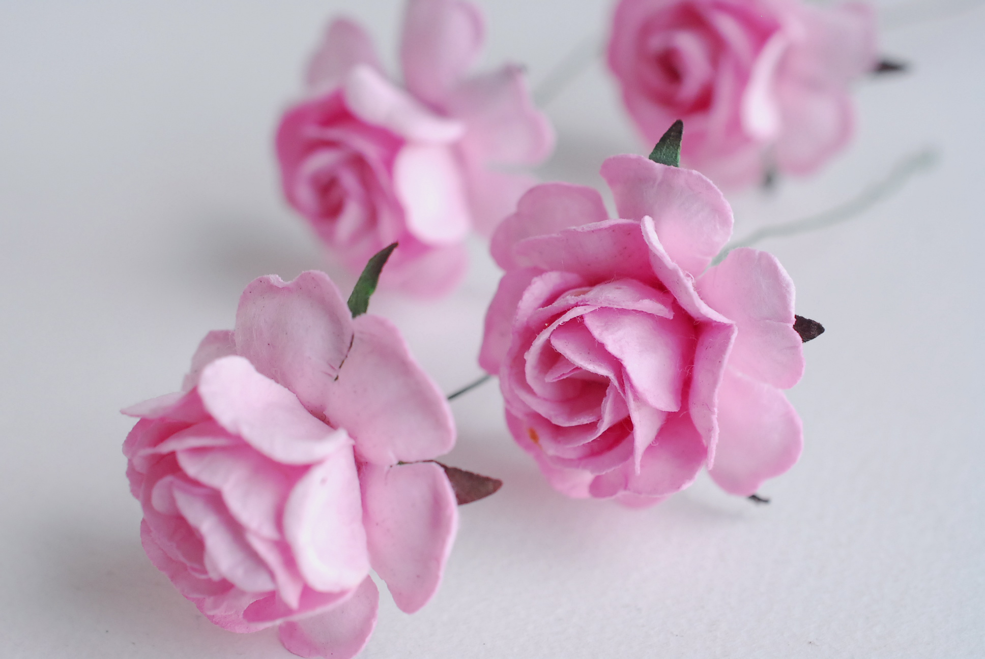 ดอกไม้กระดาษสา ดอกกุหลาบกระดาษสา ดอกไม้กุหลาบ ดอกไม้ประดิษฐ์ สำหรับตกแต่ง หรืองานแต่งงาน สีชมพูอ่อนขนาด 3.5 cm. จำนวน 25 ดอก Paper flowers, handmade flowers, small roses paper size 3.5 cm. 25 pieces, light pink color.