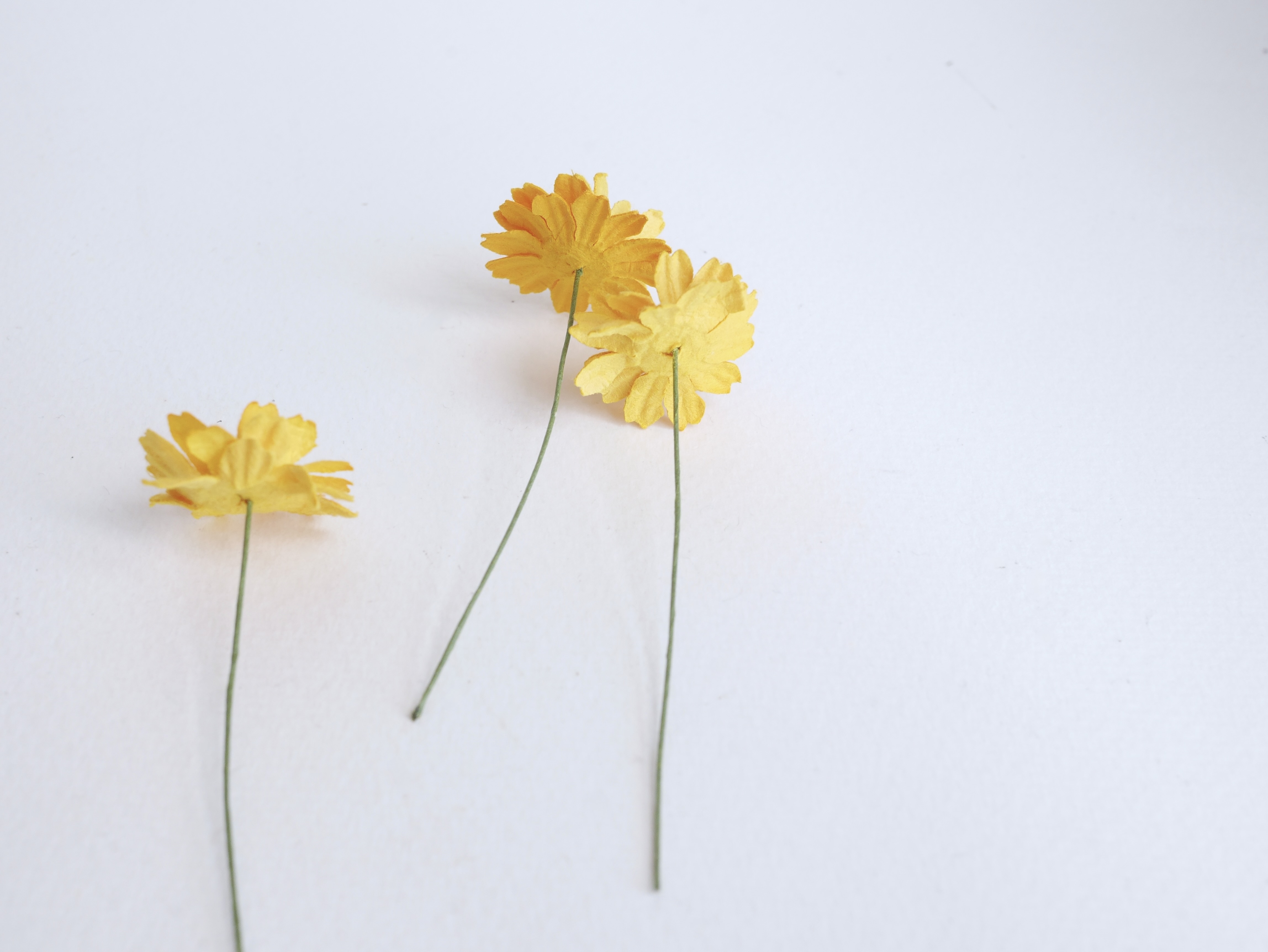 ดอกไม้กระดาษสา ดอกไม้ประดิษฐ์จากกระดาษสา ดอกเดซี่ เกสรสีทอง ดอกไม้กระดาษสาขายส่ง ดอกไม้ประดิษฐ์ ดอกไม้ทำข้อมือเพื่อนเจ้าสาว ดอก daisy ขนาด 3 cm. จำนวน 25 ดอก สีเหลือง Paper Flower, 25 Daisy Flowers, yellow color, size 3 cm., brown pollen.