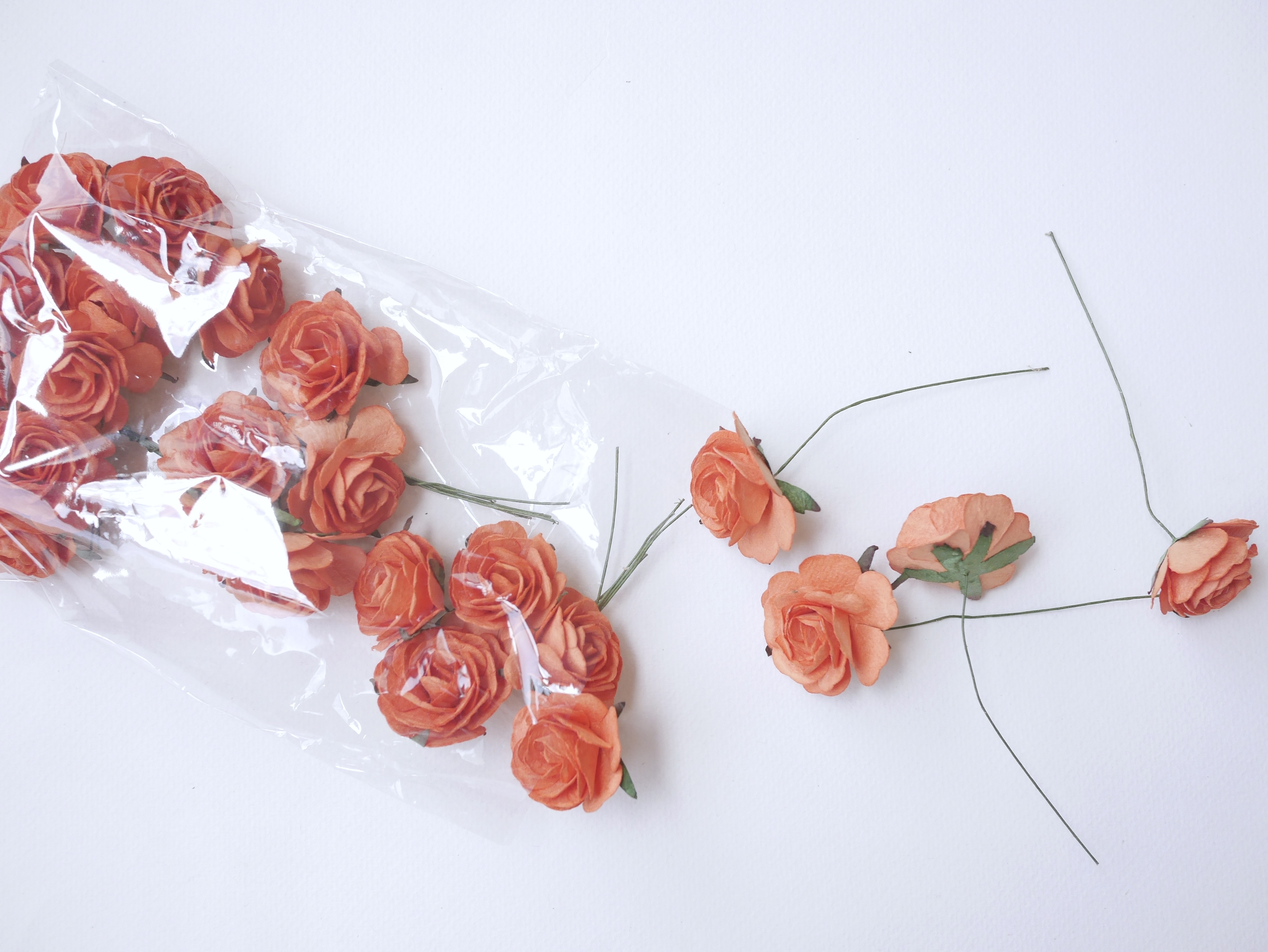 ดอกไม้กระดาษสา ราคาส่ง, ดอกกุหลาบกระดาษสา ดอกไม้ประดิษฐ์ สำหรับตกแต่ง หรืองานแต่งงาน สีส้มอิฐ ขนาด 3.5 cm. จำนวน 25ดอก Paper flowers, handmade flowers, small roses paper size 3.5 cm. 25 pieces, dark orange color.