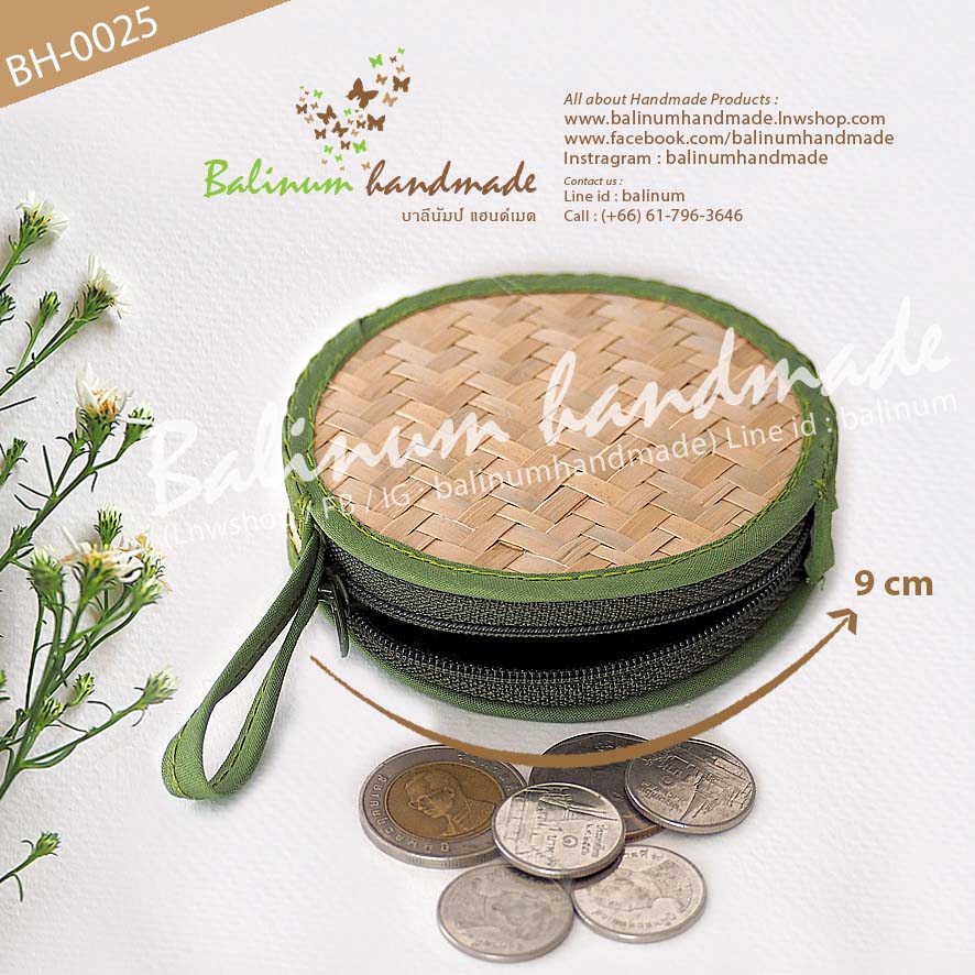 กระเป๋าแฮนด์เมด ทำจากไม้ไผ่สาน งานทำมือ บุผ้าสีดำด้านใน เป็นแบบซิปเปิดปิดใช้งานง่าย สามารถเป็นกระเป๋าอเนกประสงค์ก็ได้ อาทิเช่น ใส่เงิน เหรียญ แบงค์ กุญแจ หูฟัง ฯลฯ ธรรมชาติ (Natural)