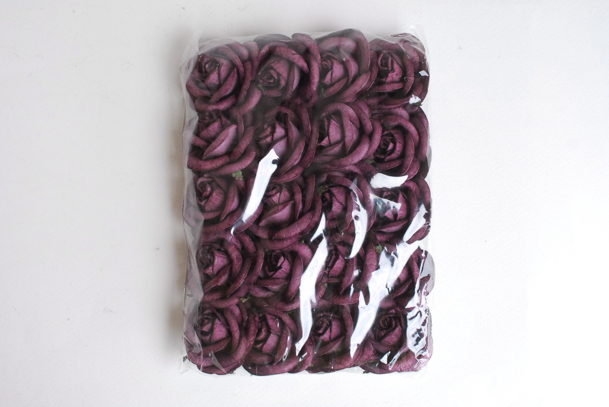 ดอกไม้กระดาษสา ราคาส่ง, ดอกกุหลาบกระดาษสา ดอกไม้ประดิษฐ์ ตกแต่งงานแต่งงาน ขนา่ด 4.5 cm., สำหรับของชำร่วย, งานแต่งงาน, ดอกไม้ทำข้อมือเจ้าสาว Paper flower,20 Pieces mulberry rose, 4.5 cm. dark purple color.