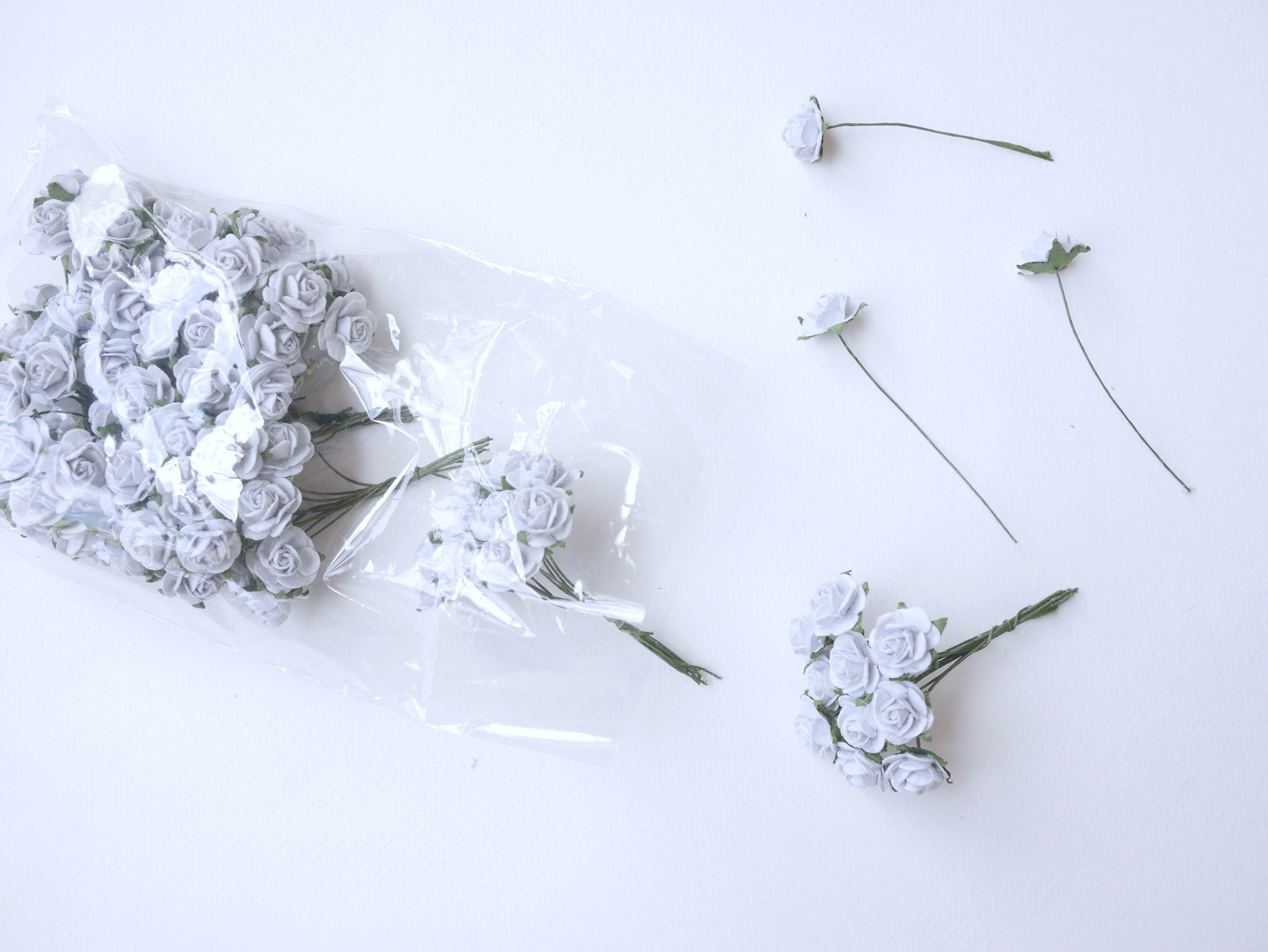 ดอกไม้กุหลาบกระดาษ ดอกไม้กระดาษสา, ดอกกุหลาบจิ๋ว, ดอกไม้กระดาษสาขายส่ง สีเทาอ่อนผสมฟ้าอ่อน ขนาด 1.5 cm. จำนวน 100 ดอก Paper Flowers size 1.5 cm., mini roses pale gray color, 100 pcs.