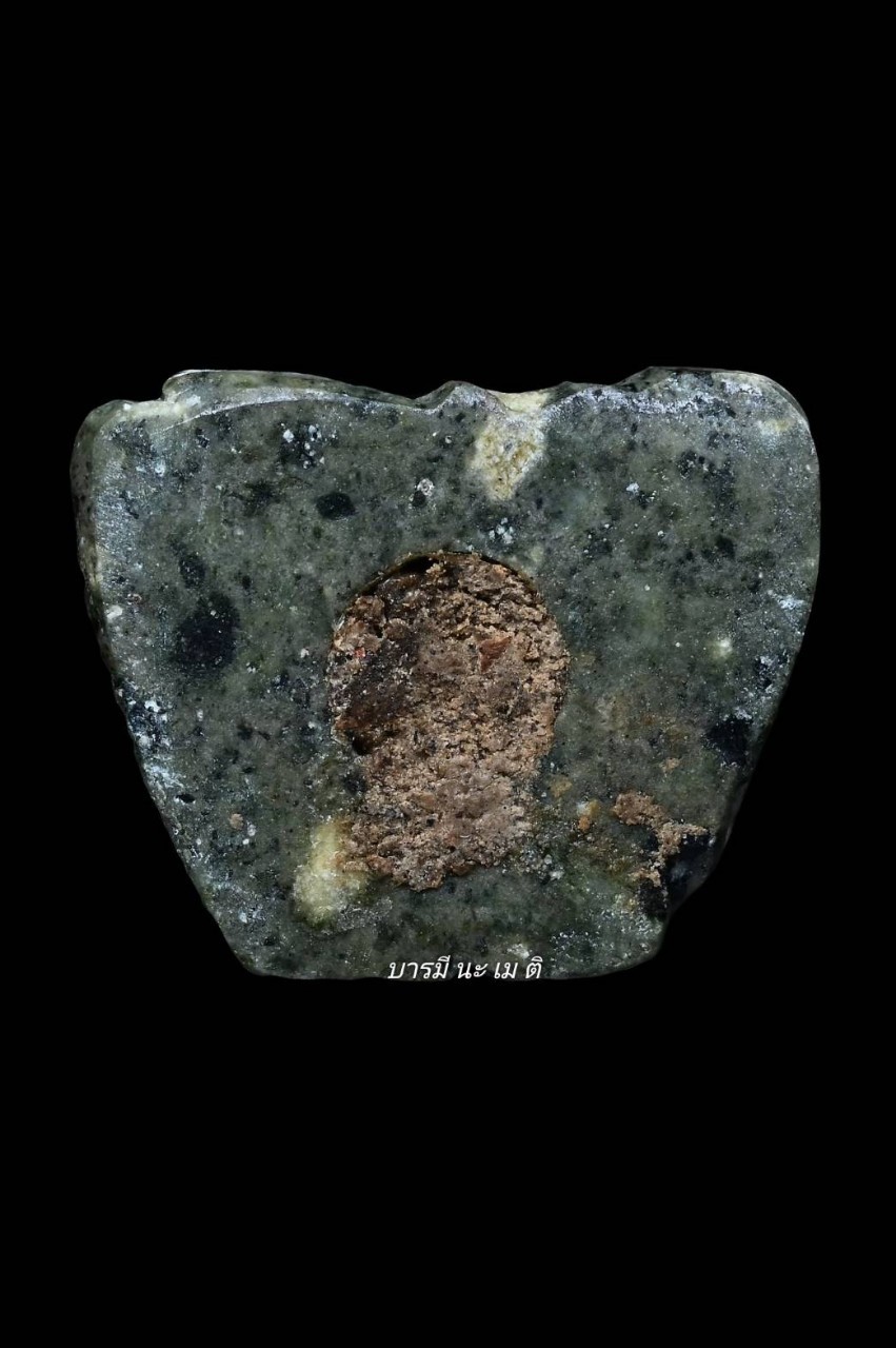 หลวงปู่หงษ์รูปเหมือนนั่งรวย เนื้อ : หินหยกแกะอุดผงธาตุขันต์