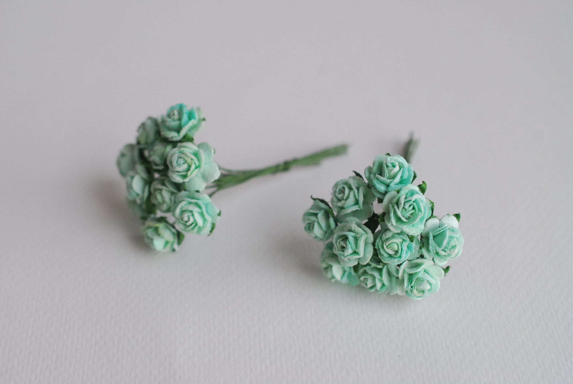 ดอกไม้กระดาษสาสำหรับตกแต่ง ของชำร่วย ดอกกุหลาบ กระดาษสา สีมิ้น #166 ขนาด 1 cm. จำนวน 100 ดอก/1 ถุง