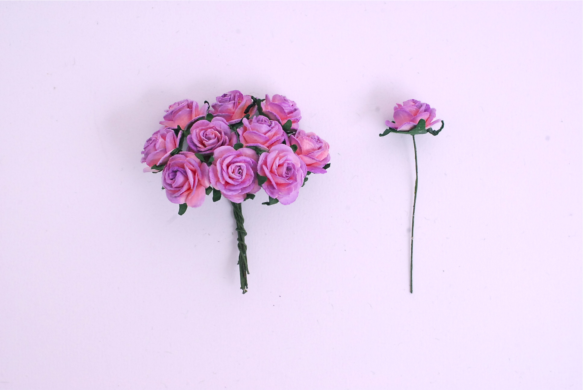 Paper Flowers size 2 cm., mini roses purple brush pink color, 50 pcs. ดอกไม้กระดาษสาสีม่วงปัดชมพูขนาด 2 cm. จำนวน 50 ดอก
