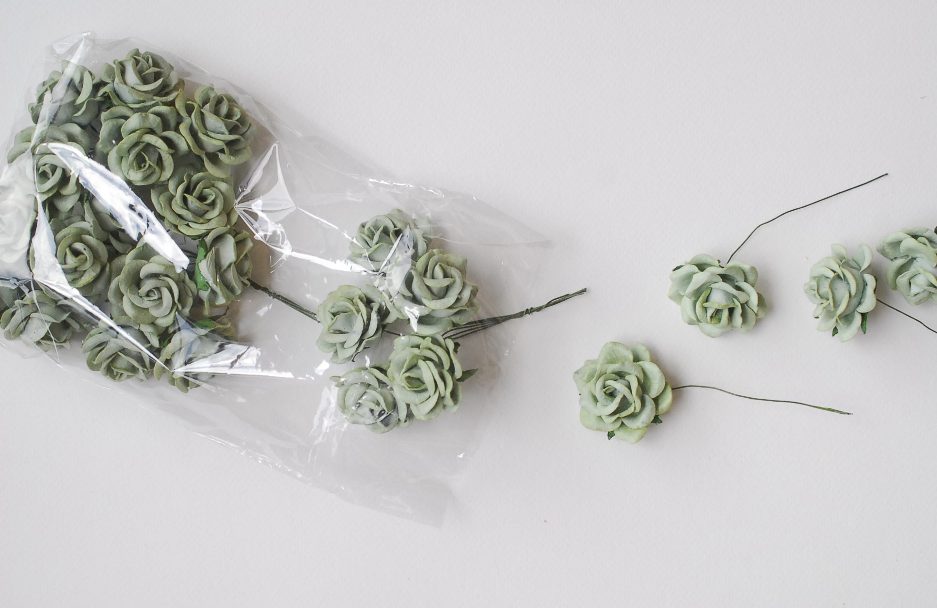 ดอกไม้กระดาษสา ดอกกุหลาบกระดาษสา ดอกไม้กุหลาบ กลีบโค้ง ดอกไม้ประดิษฐ์ สำหรับตกแต่ง หรืองานแต่งงาน สีเขียวอ่อน (ชาเขียวอ่อน) ขนาด 3.5 cm. จำนวน 25 ดอก Paper flowers, handmade flowers, small roses paper size 3.5 cm. 25 pieces, pale green color.