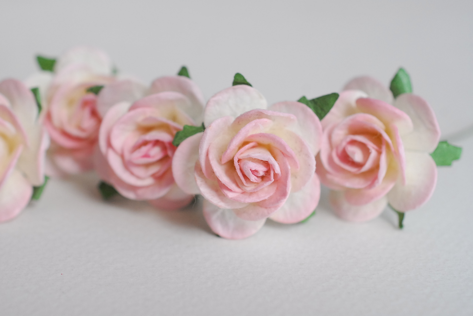 ดอกไม้กระดาษสา ดอกไม้กุหลาบกระดาษ ราคาส่ง, ดอกกุหลาบจิ๋ว ดอกกุหลาบกระดาษสา ดอกไม้ประดิษฐ์ สำหรับตกแต่งของชำร่วย หรืองานแต่งงาน สีชมพูอ่อน (light pink brush) ปัดขาวครีมขนาด 2.5 cm. จำนวน 50 ดอก สี524