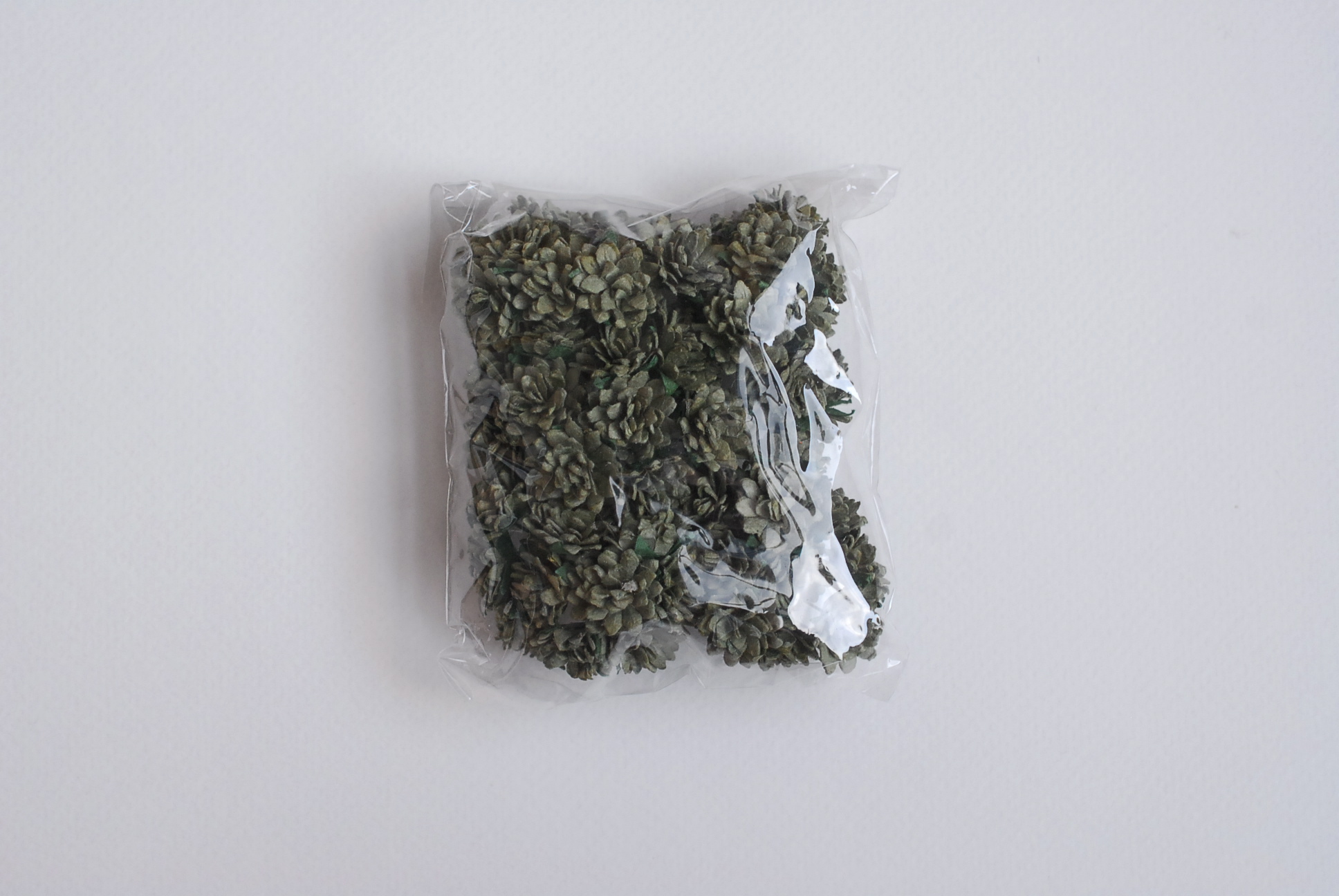 ดอกไม้ประดิษฐ์, ดอกไม้กระดาษสา, ดอก gypsophila, ดอกยิปโซ งานประดิษฐ์ตกแต่งของชำร่วย, ดอกไม้ทำพานพุ่ม,พานพวงมาลัย, พานรับไหว้, ขนาด 1.5 cm. สีเขียวตุ่น