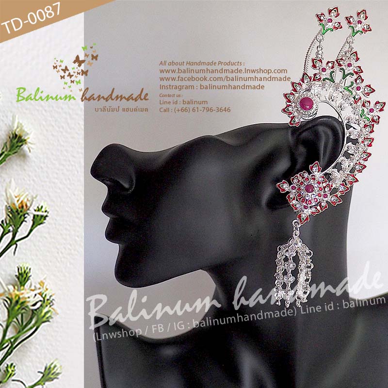 เครื่องประดับหู (จรหู, จอนหู) เป็นต่างหูหนีบสีเงิน ด้านหลังเป็นก้านยาว สามารถเกี่ยวเสียบหูได้ ประดับเพชร (สีขาว-แดง) สะท้อนเล่นไฟระยิบระยับ งานลงยาแฮนด์เมด (สีเขียว-แดง) ดูหรูหราและสวยงามมากค่ะ เงิน (Silver)