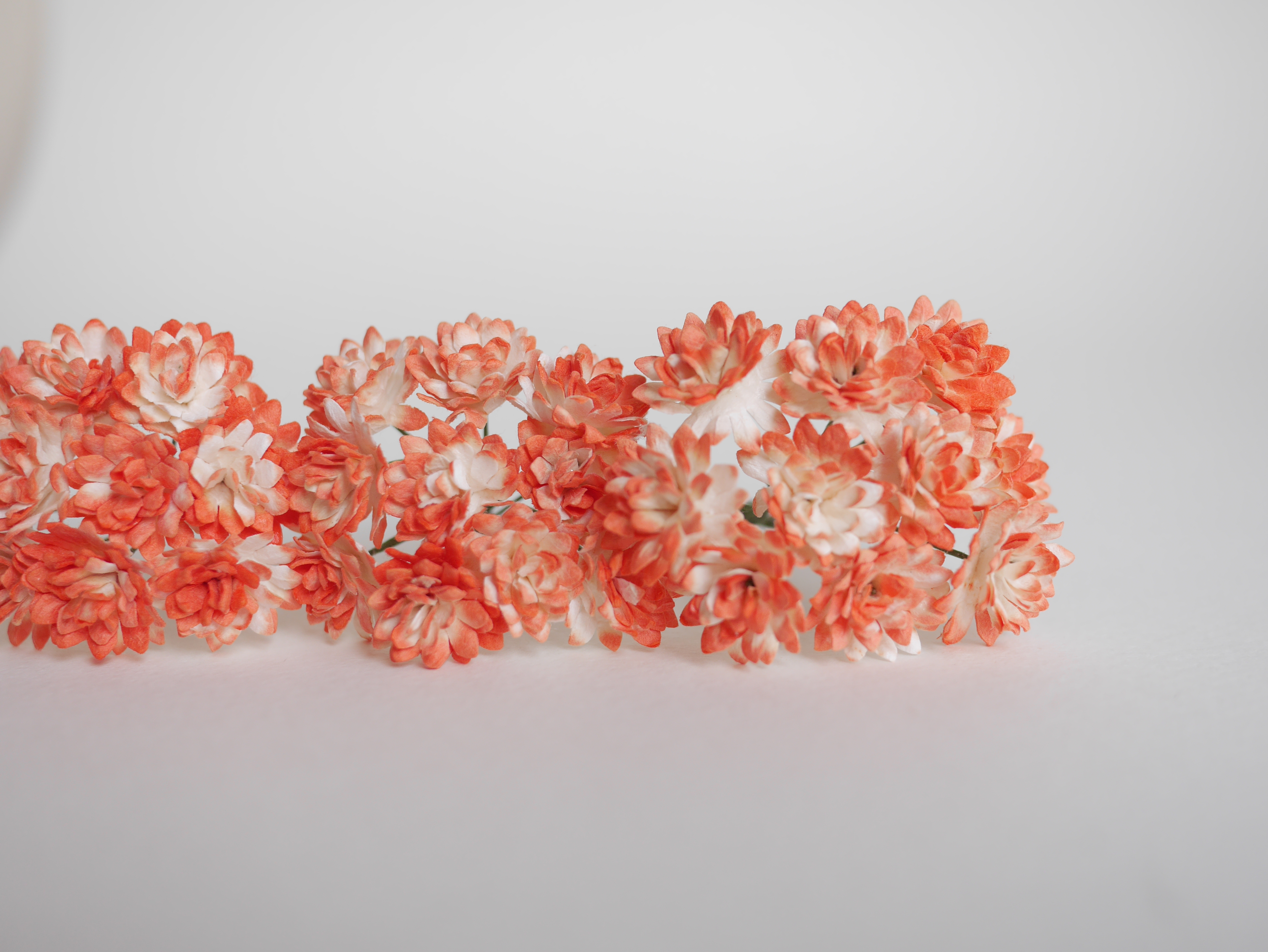 ดอกไม้ประดิษฐ์, ดอกไม้กระดาษสา, ดอก gypsophila, ดอกยิปโซ งานประดิษฐ์ตกแต่งของชำร่วย, ดอกไม้ทำพานพุ่ม,พานพวงมาลัย, พานรับไหว้, ขนาด 2 cm. สีส้มปัดขาว