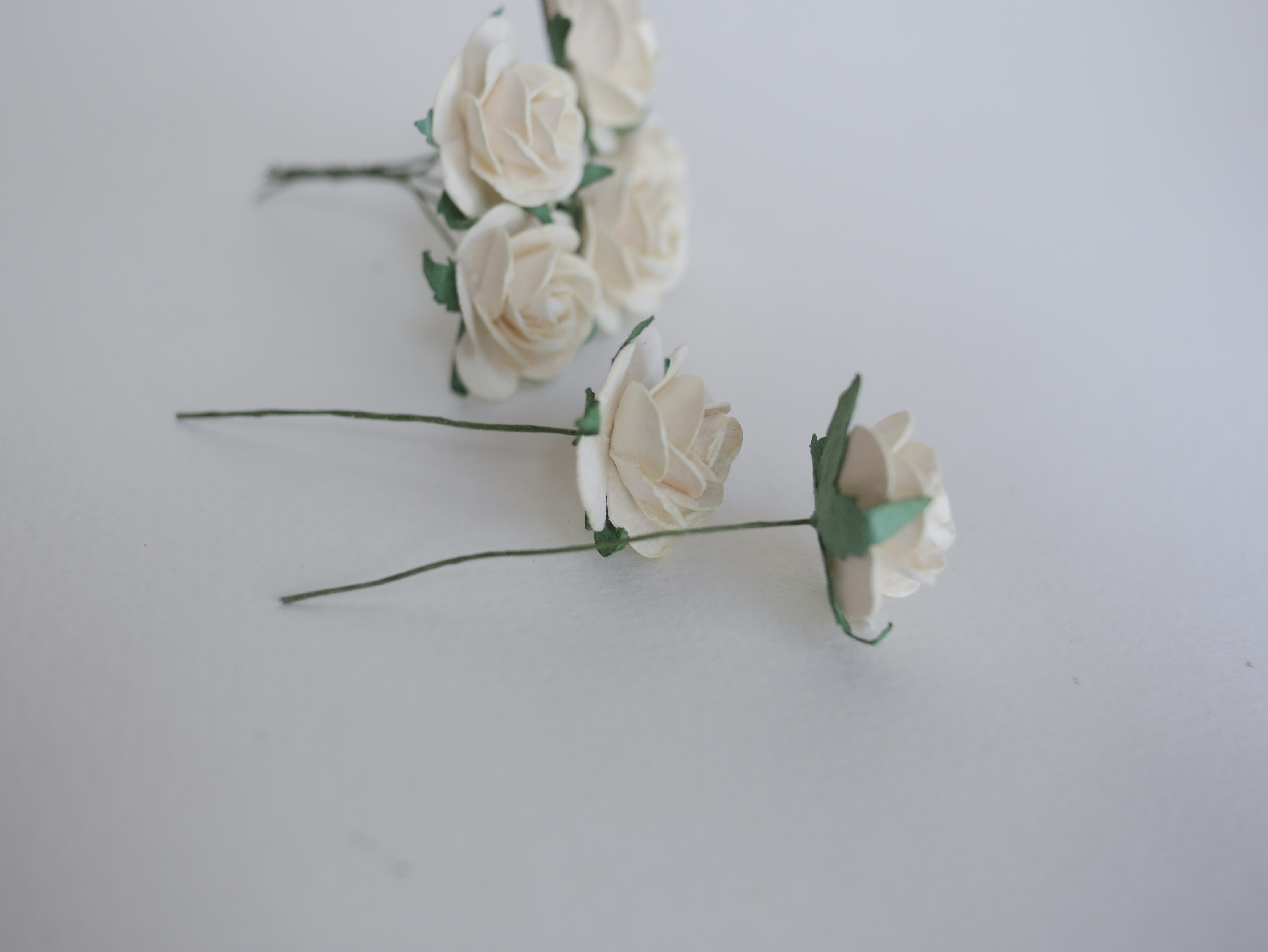 ดอกไม้กระดาษสา ดอกไม้กระดาษสา ราคาส่ง, ดอกกุหลาบกระดาษสา ดอกไม้ประดิษฐ์ สำหรับตกแต่ง หรืองานแต่งงาน สีงาช้างอ่อน ขนาด 2.5 cm. จำนวน 50 ดอก Paper flowers, handmade flowers, small roses paper size 2.5 cm. 50 pieces, ivory color.