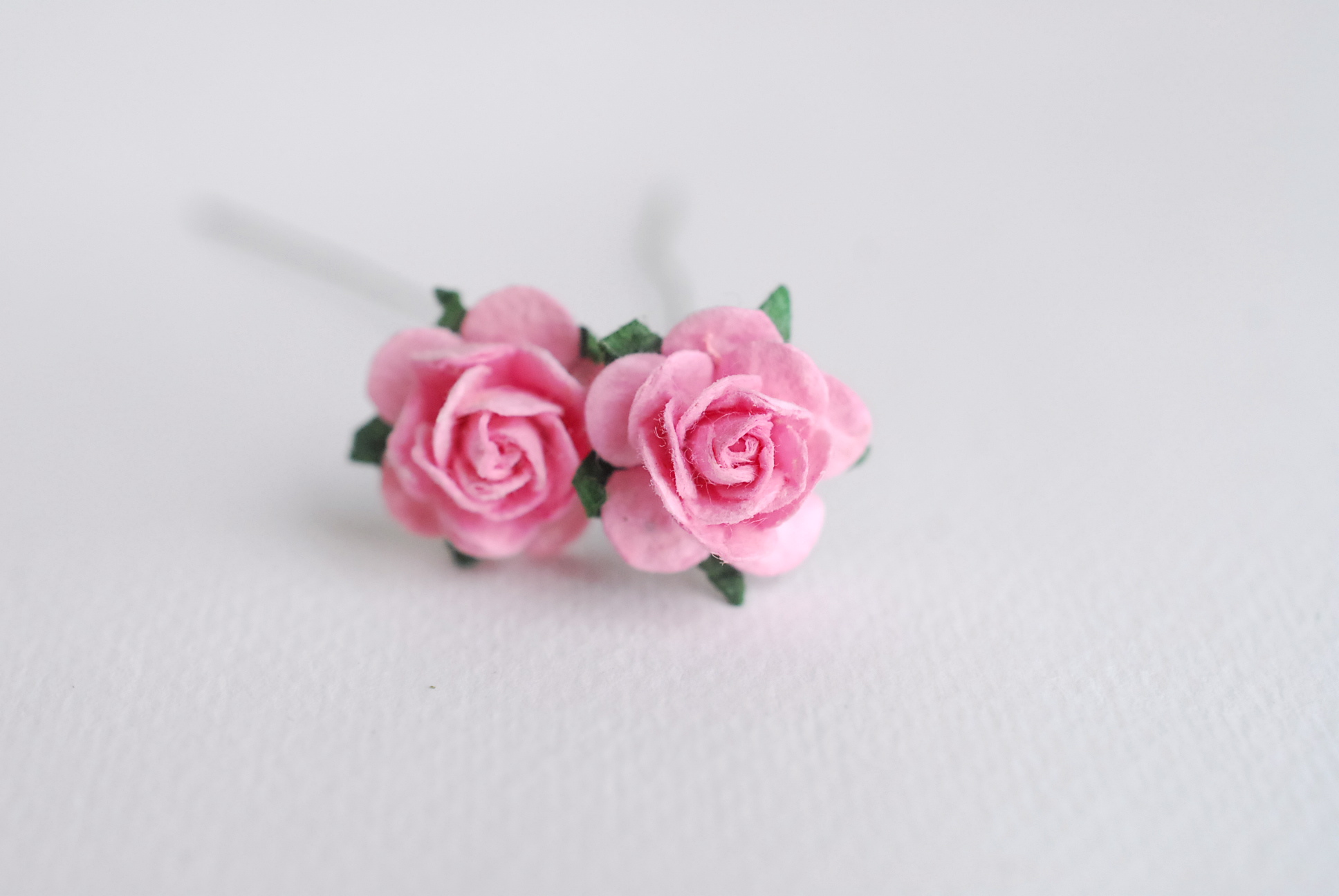 ดอกไม้กุหลาบกระดาษ ดอกไม้กระดาษสา, ดอกกุหลาบจิ๋ว, ดอกไม้กระดาษสาขายส่ง สีชมพูขนาด 1.5 cm. จำนวน 100 ดอก Paper Flowers size 1.5 cm., mini roses pink color, 100 pcs.