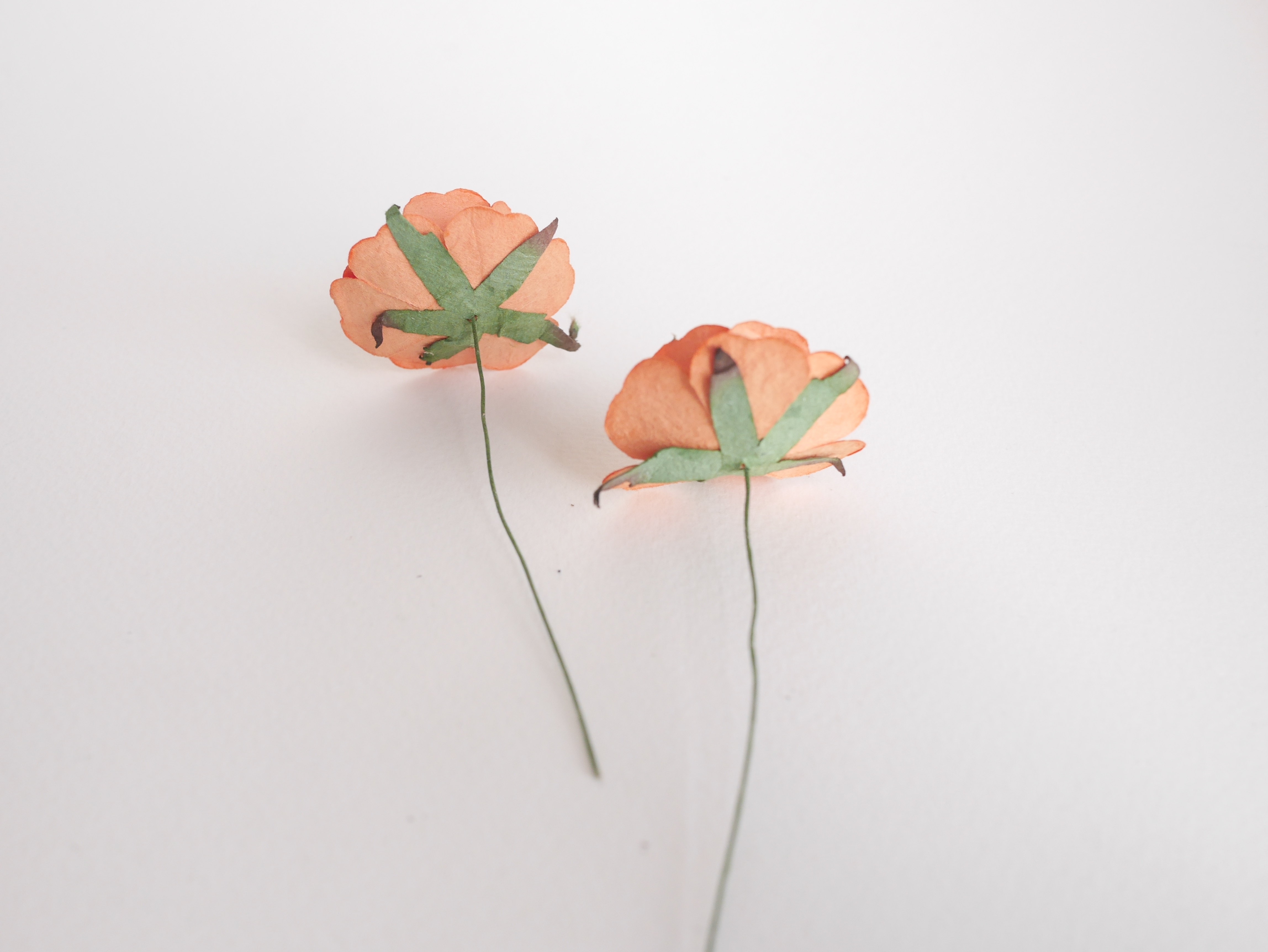 ดอกไม้กระดาษสา ราคาส่ง, ดอกกุหลาบกระดาษสา ดอกไม้ประดิษฐ์ สำหรับตกแต่ง หรืองานแต่งงาน สีส้มอิฐ ขนาด 3.5 cm. จำนวน 25ดอก Paper flowers, handmade flowers, small roses paper size 3.5 cm. 25 pieces, dark orange color.