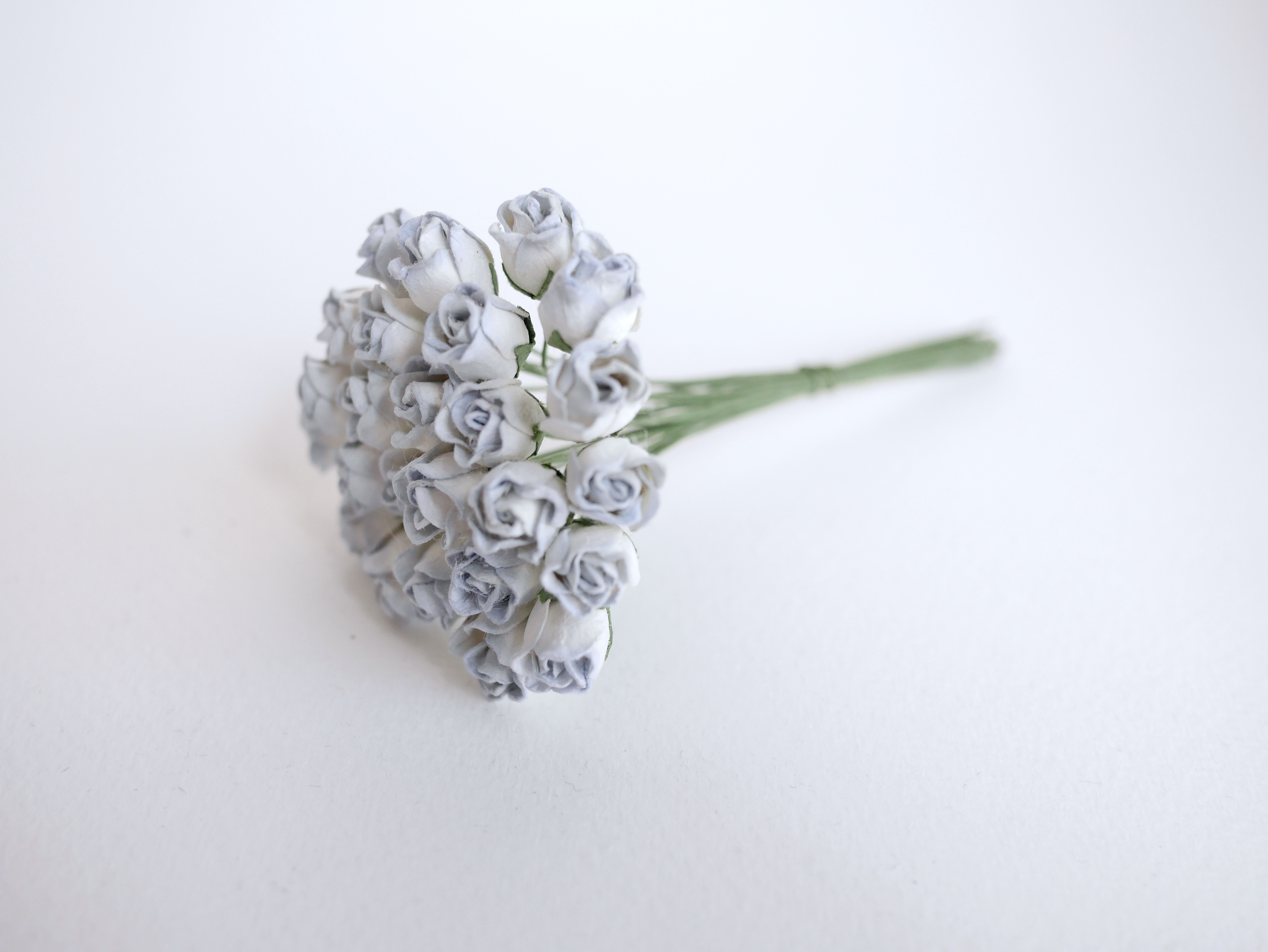 ดอกไม้กระดาษสา ดอกไม้กระดาษสา งานประดิษฐ์ ดอกไม้ทำข้อมือเพื่อนเจ้าสาว แต่งงาน, ดอกกุหลาบตูม 0.8x1 cm. 25 ดอก สีฟ้าอ่อนปัด paper flowers, budding roses flower 0.8x1 cm. 25 pieces pale blue brush color.