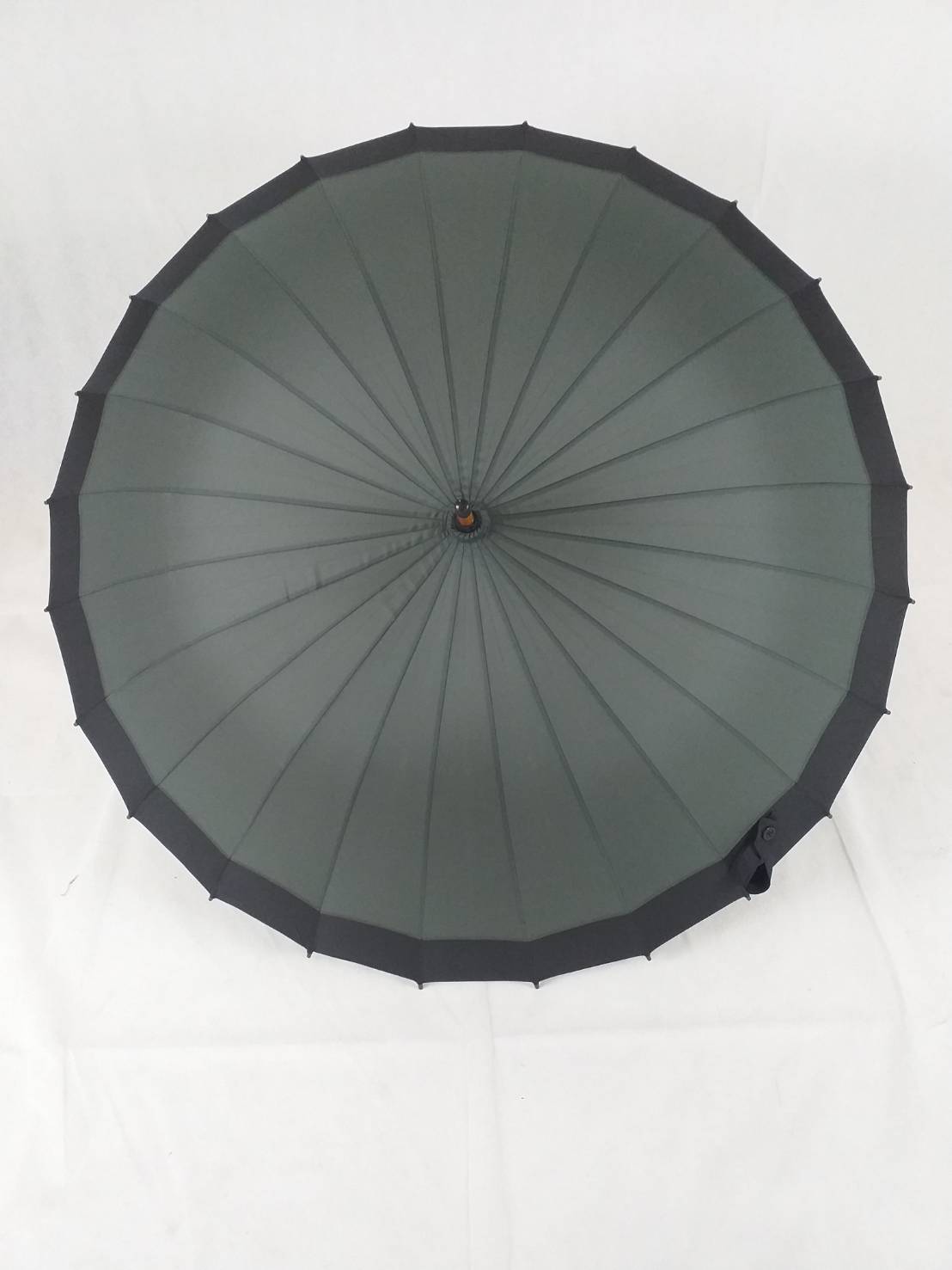 ร่มยาว 24 นิ้ว โครงเหล็กดำ 24 ซี่ แกนไม้ ด้ามไม้ สีพื้น ชายขอบดำ สวยงามแบบไทยๆ ชิ้น SKU-00159 2020-05-08 10:16:34 2021-12-09 10:32:39