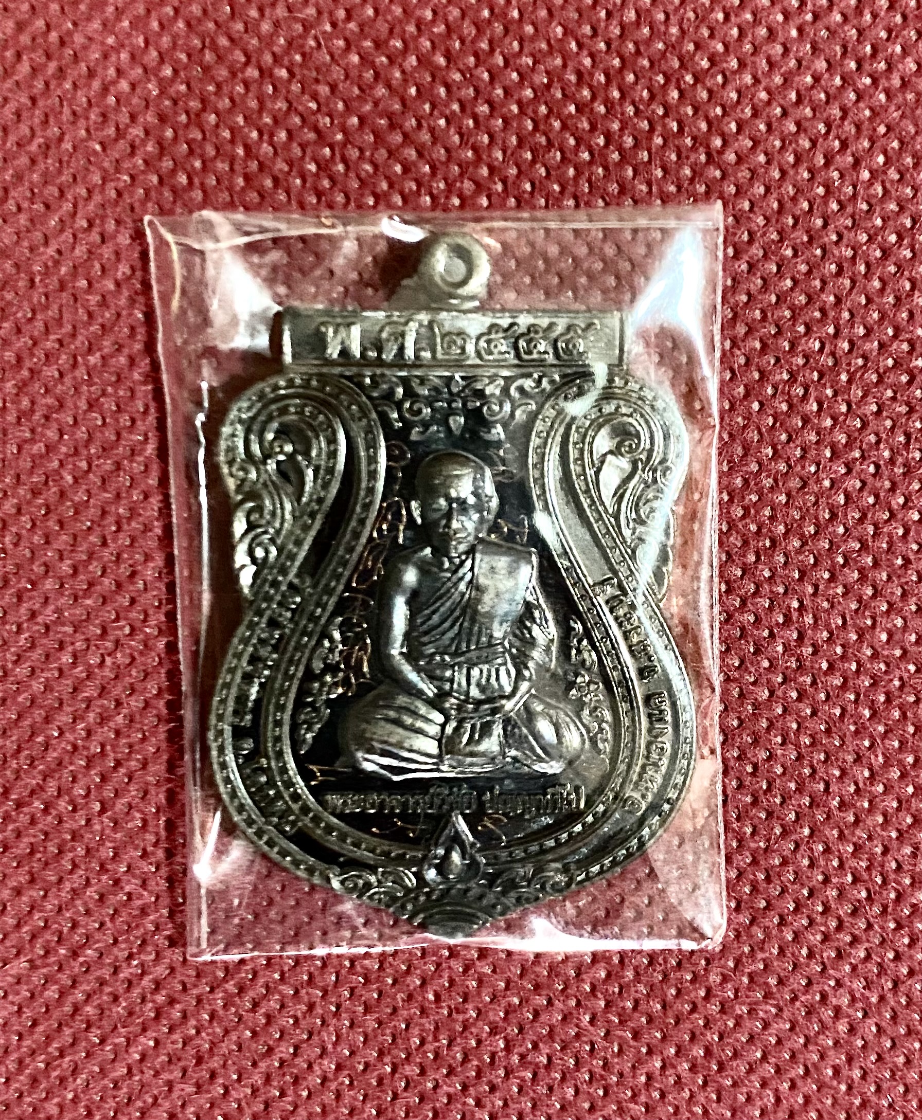 เหรียญเสมารุ่น ๑ เนื้อนวะโลหะ พระครูปลัดวิชัย วัดสันติวิหาร จ.สระบุรี ปี 2555