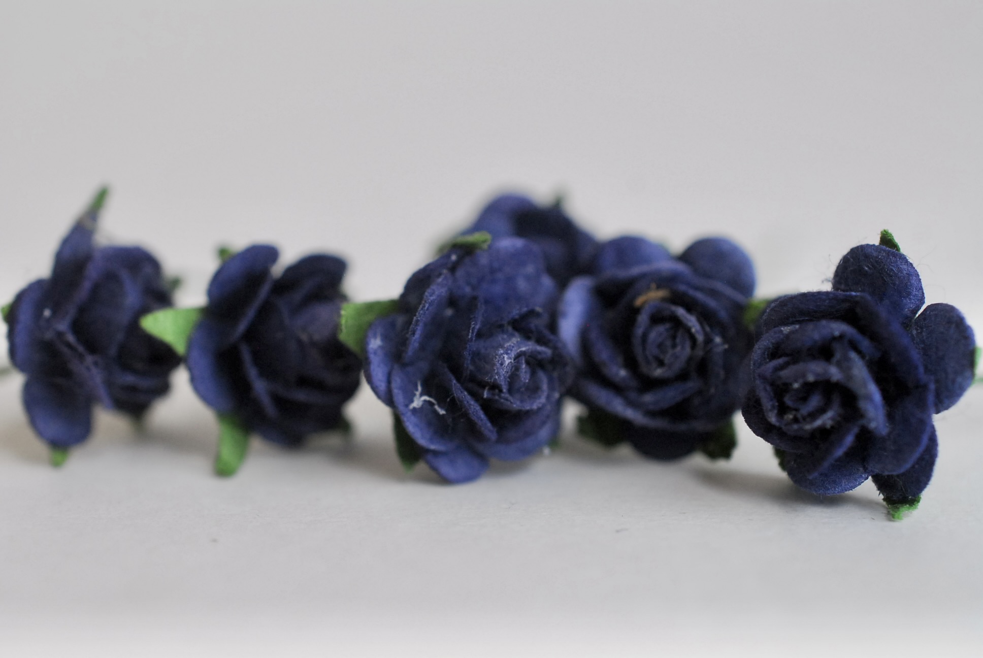 ดอกไม้กุหลาบกระดาษ ดอกไม้กระดาษสา, ดอกกุหลาบจิ๋ว, ดอกไม้กระดาษสาขายส่ง สีน้ำเงินเข้ม ขนาด 1.5 cm. จำนวน 100 ดอก Paper Flowers size 1.5 cm., mini roses passion blue color.