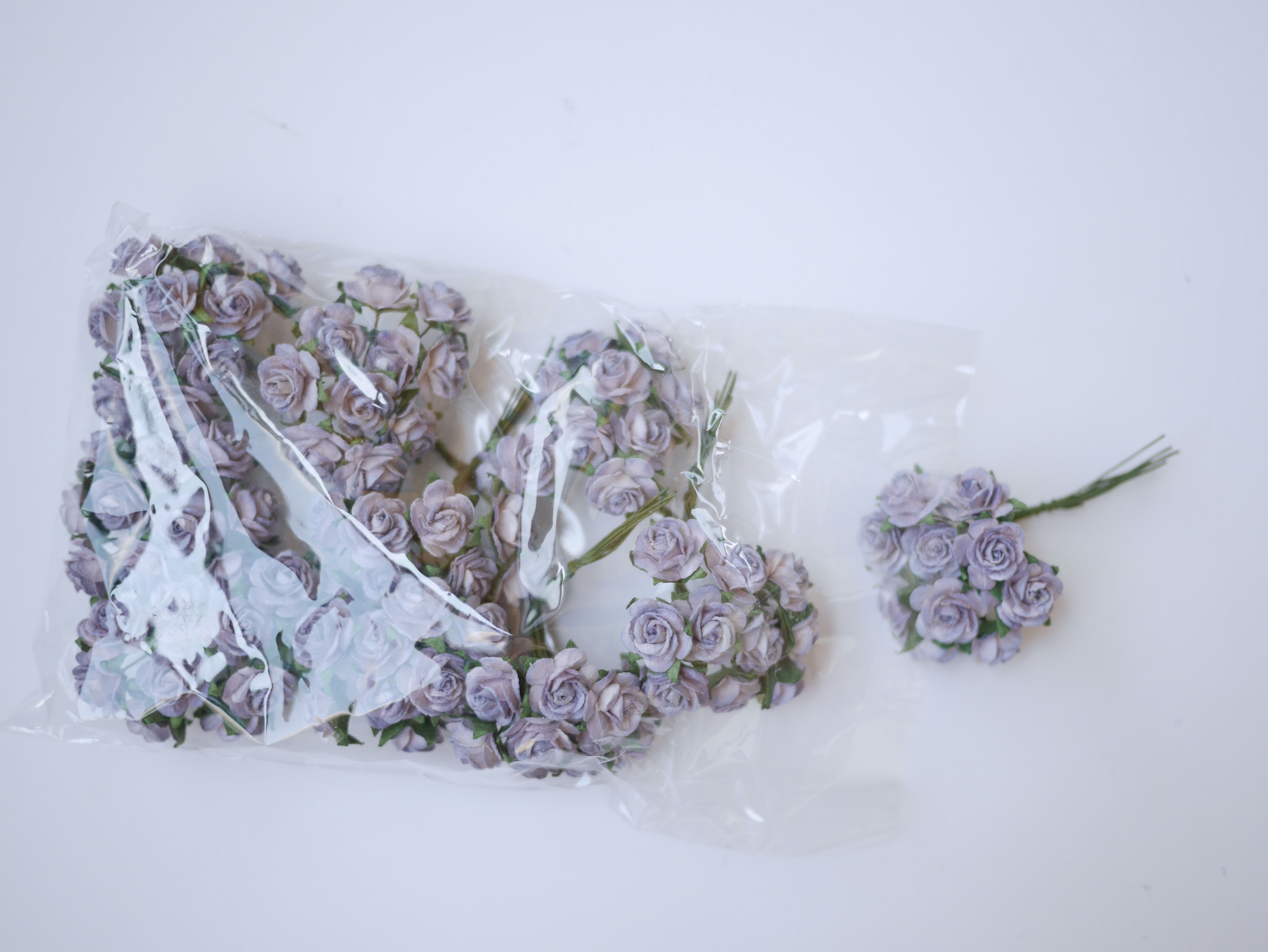 ดอกไม้กระดาษสา ขายส่ง, ดอกกุหลาบกระดาษสา สำหรับประดับ ตกแต่งของชำร่วย, งานแต่งงาน สีม่วงตุ่นปัด ขนาด 1.5 cm. จำนวน 100 ดอก