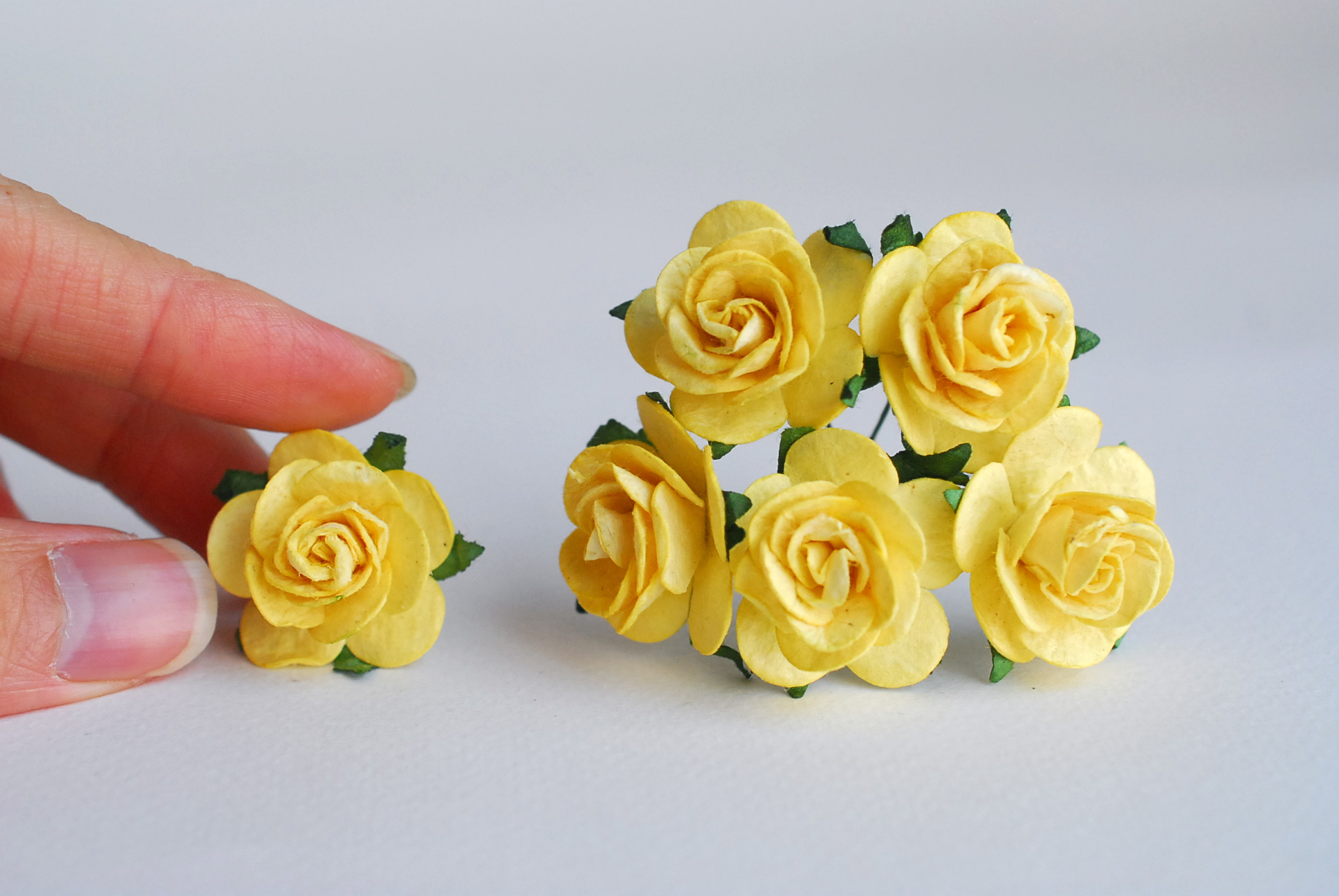 ดอกไม้กระดาษสา ดอกไม้กระดาษสา ราคาส่ง, ดอกกุหลาบกระดาษสา ดอกไม้ประดิษฐ์ สำหรับตกแต่ง หรืองานแต่งงาน สีเหลือง ขนาด 2.5 cm. จำนวน 50 ดอก Paper flowers, handmade flowers, small roses paper size 2.5 cm. 50 pieces, yellow color.