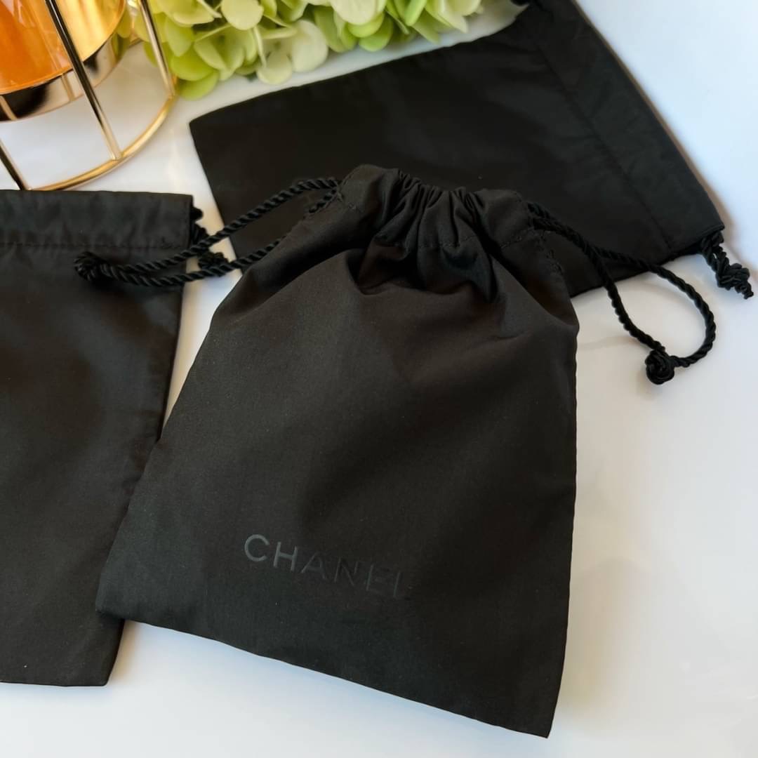 Chanel ถุงผ้าหูรูดสีดำ
