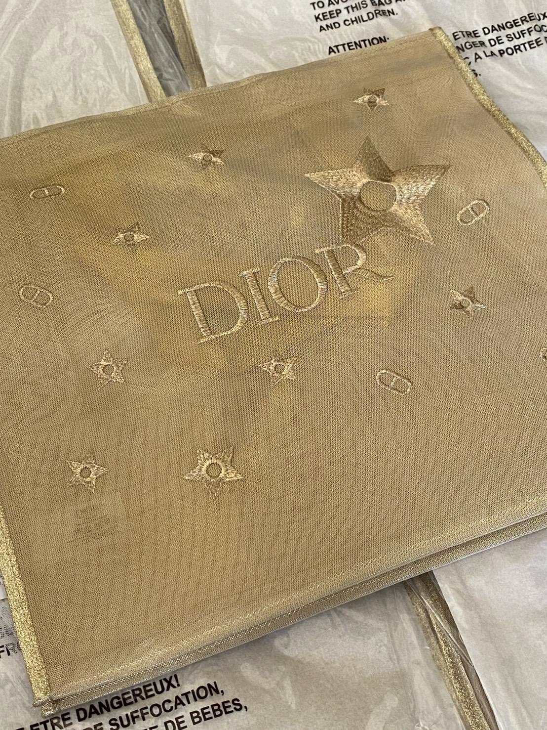 กระเป๋าสะพาย Dior VIP Lucky Stars Tote Bag Exclusive - สีทอง ลายดาว