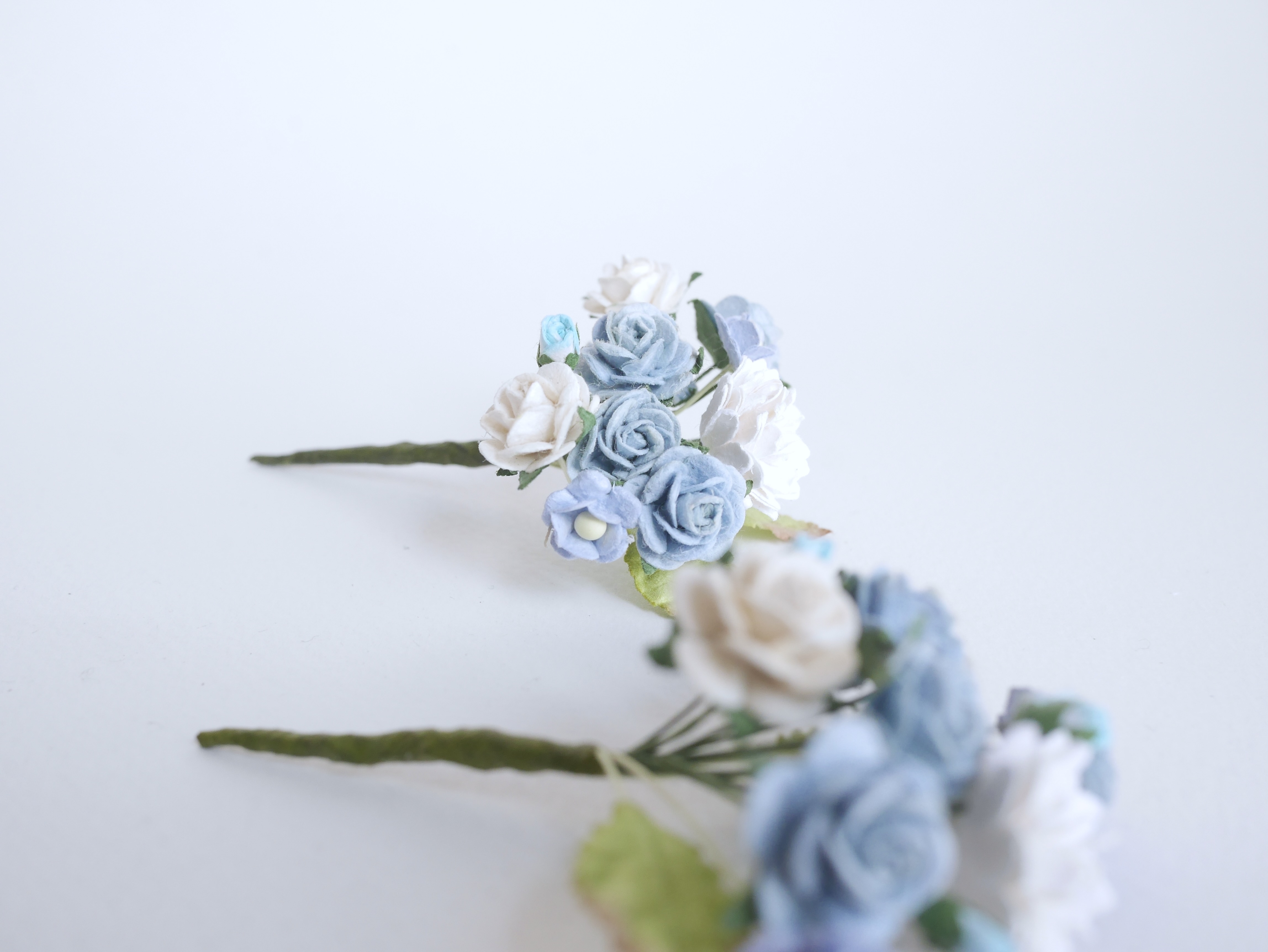 ช่อดอกไม้กระดาษ 4 ชิ้น ดอกไม้ประดับ งานแต่งงาน งานประดิษฐ์ ของชำร่วย ดอกไม้กระดาษสา งานแต่งงาน DIY wedding boutonniere or making centerpieces gift decoration, pale blue and white color.