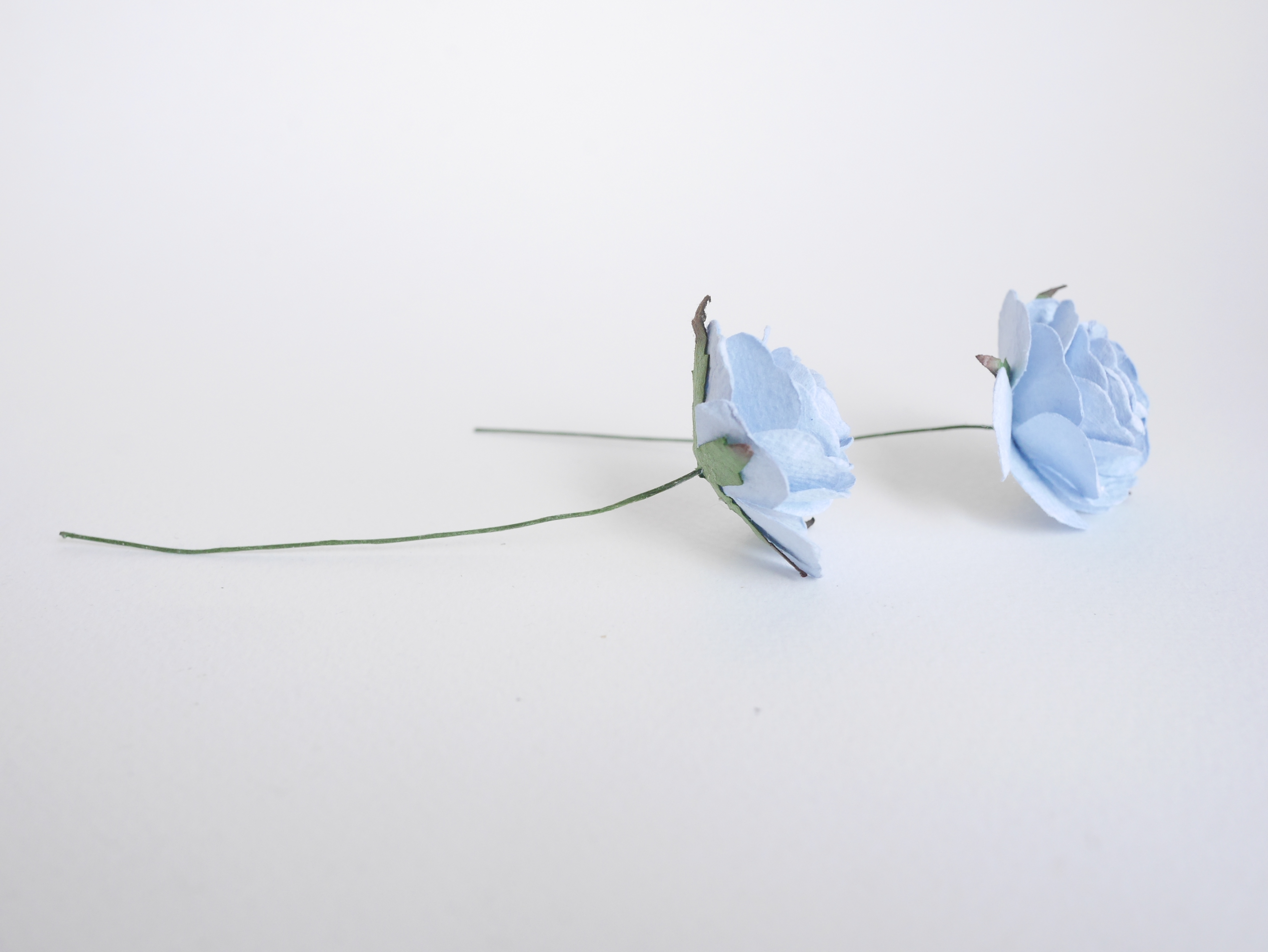 ดอกไม้กระดาษสา ราคาส่ง, ดอกกุหลาบกระดาษสา ดอกไม้ประดิษฐ์ สำหรับตกแต่ง หรืองานแต่งงาน สีฟ้าตุ่นขนาด 3.5 cm. กลีบไม่อัดลาย จำนวน 25 ดอก Paper flowers, handmade flowers, small roses paper size 3.5 cm. 25 pieces, pale blue color.