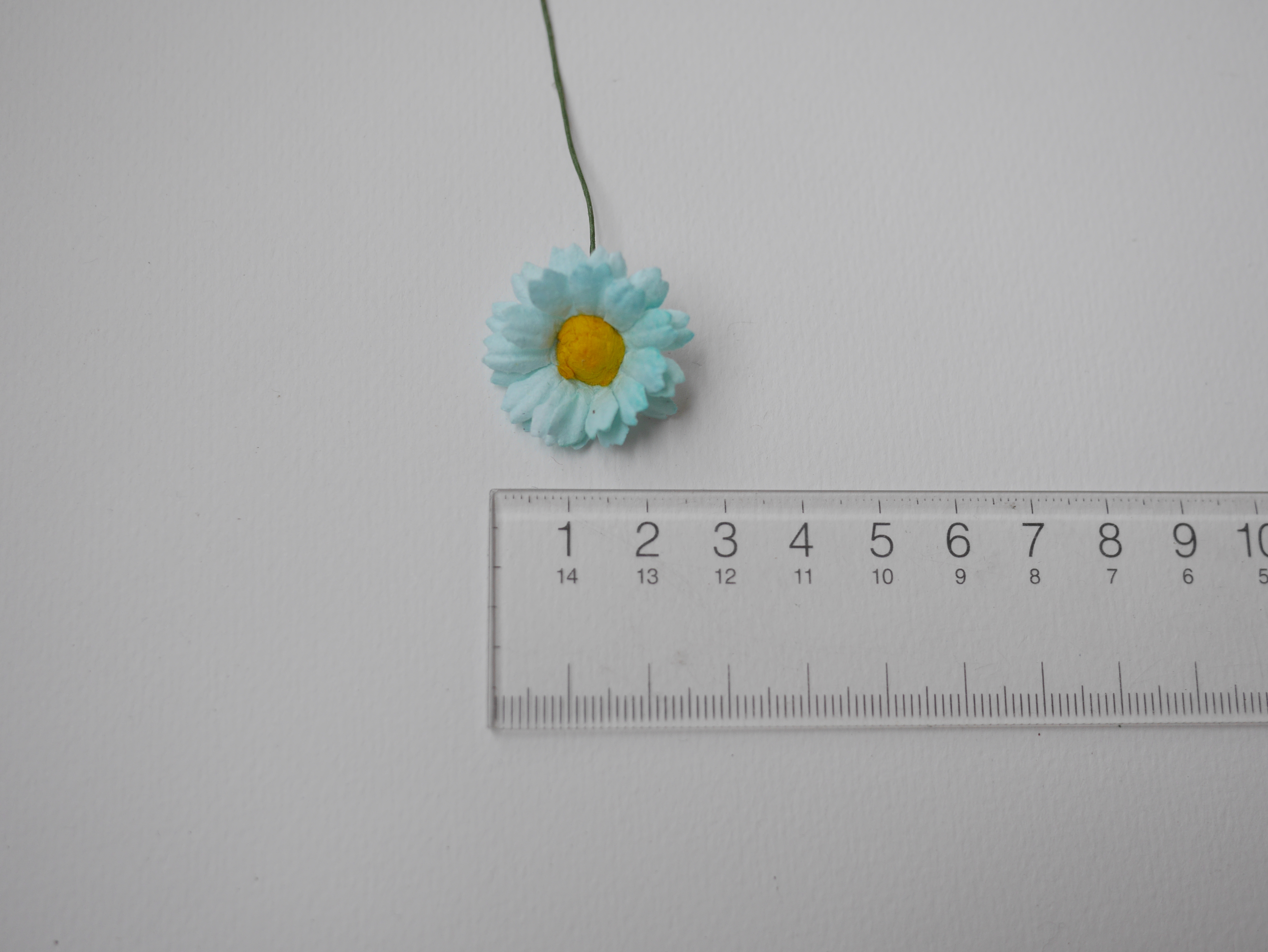 ดอกไม้กระดาษสา ดอกไม้ประดิษฐ์จากกระดาษสา ดอกเดซี่ เกสรสีทอง ดอกไม้กระดาษสาขายส่ง ดอกไม้ประดิษฐ์ ดอกไม้ทำข้อมือเพื่อนเจ้าสาว ดอก daisy ขนาด 3 cm. จำนวน 25 ดอก สีฟ้ามิ้นท์ Paper Flower, 25 Daisy Flowers, blue-sky mint color, size 3 cm., yellow pollen.