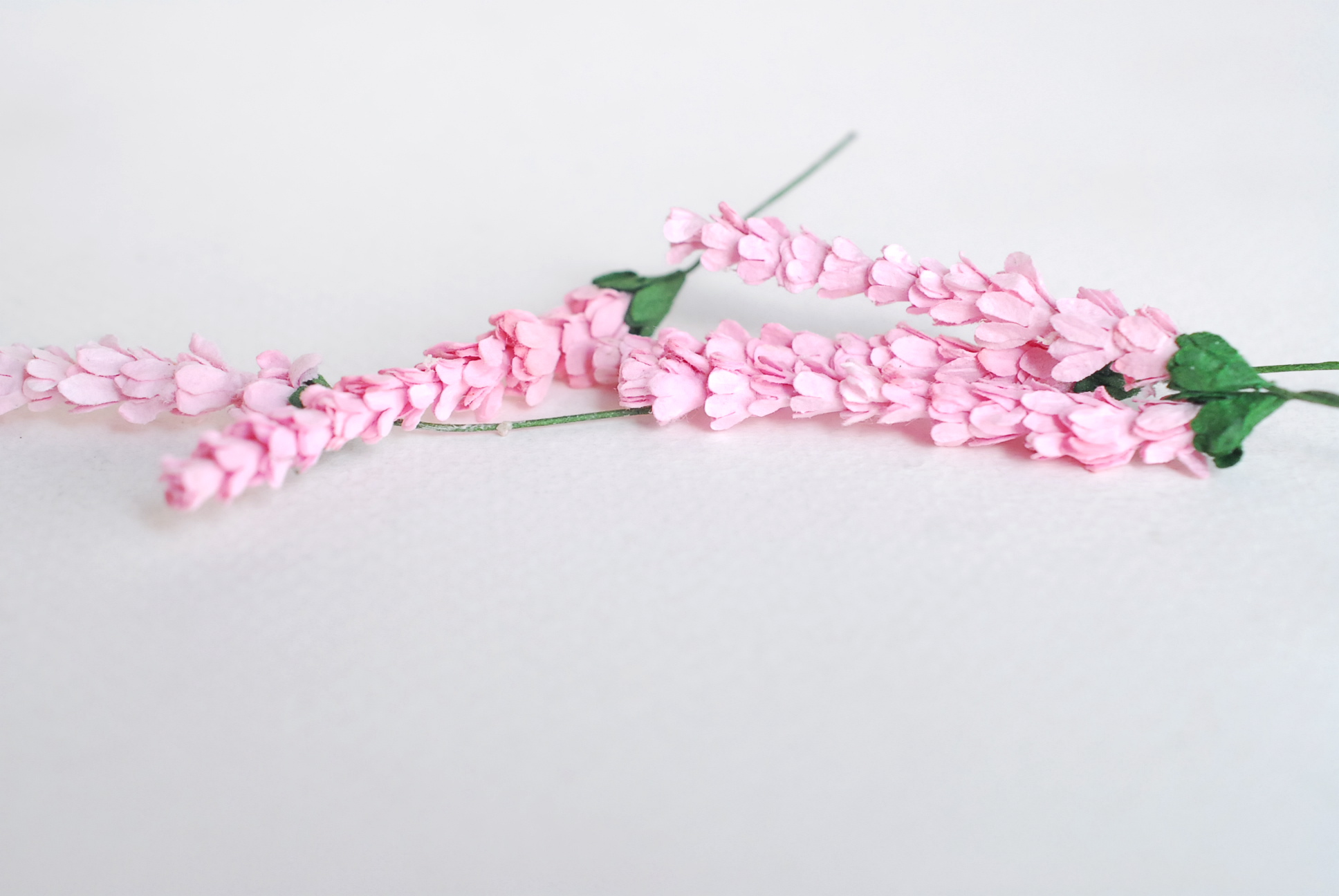 ดอกไม้ประดิษฐ์, ดอกไม้กระดาษสา, ดอกลาเวนเดอร์กระดาษ lavender, ดอกลาเวนเดอร์ กระดาษสา งานประดิษฐ์ตกแต่งของชำร่วย, ดอกไม้ทำพานพุ่ม, พานรับไหว้, ขนาด 1 cm. สีชมพู