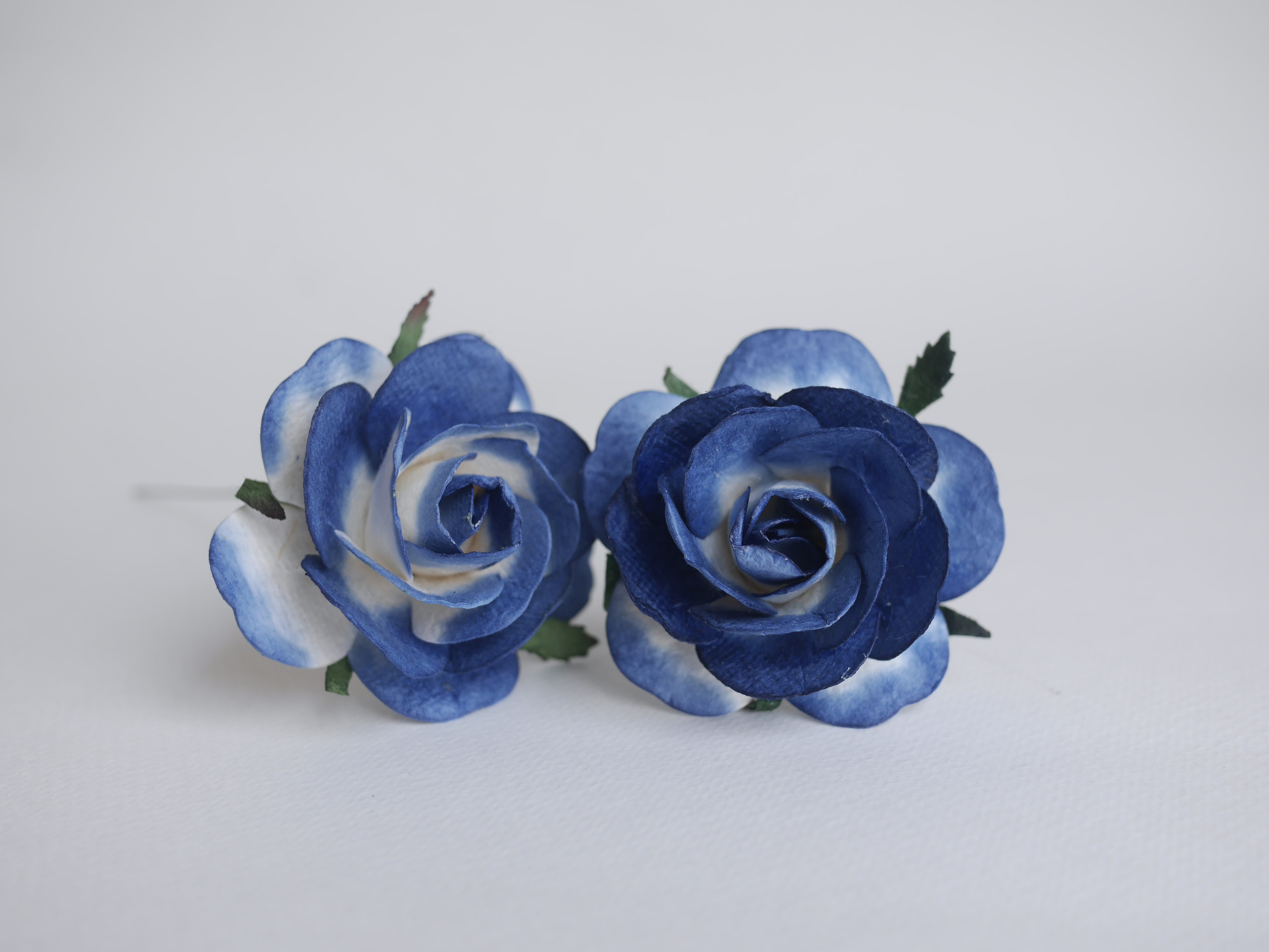 ดอกไม้กระดาษสา ขนาด 6.5 cm., สำหรับของชำร่วย, งานแต่งงาน, สีน้ำเงินปัดขาว Paper flower, handmade flowers supplies, wedding decoration:10 Pieces mulberry rose, 6.5 cm. blue navy brush white color.