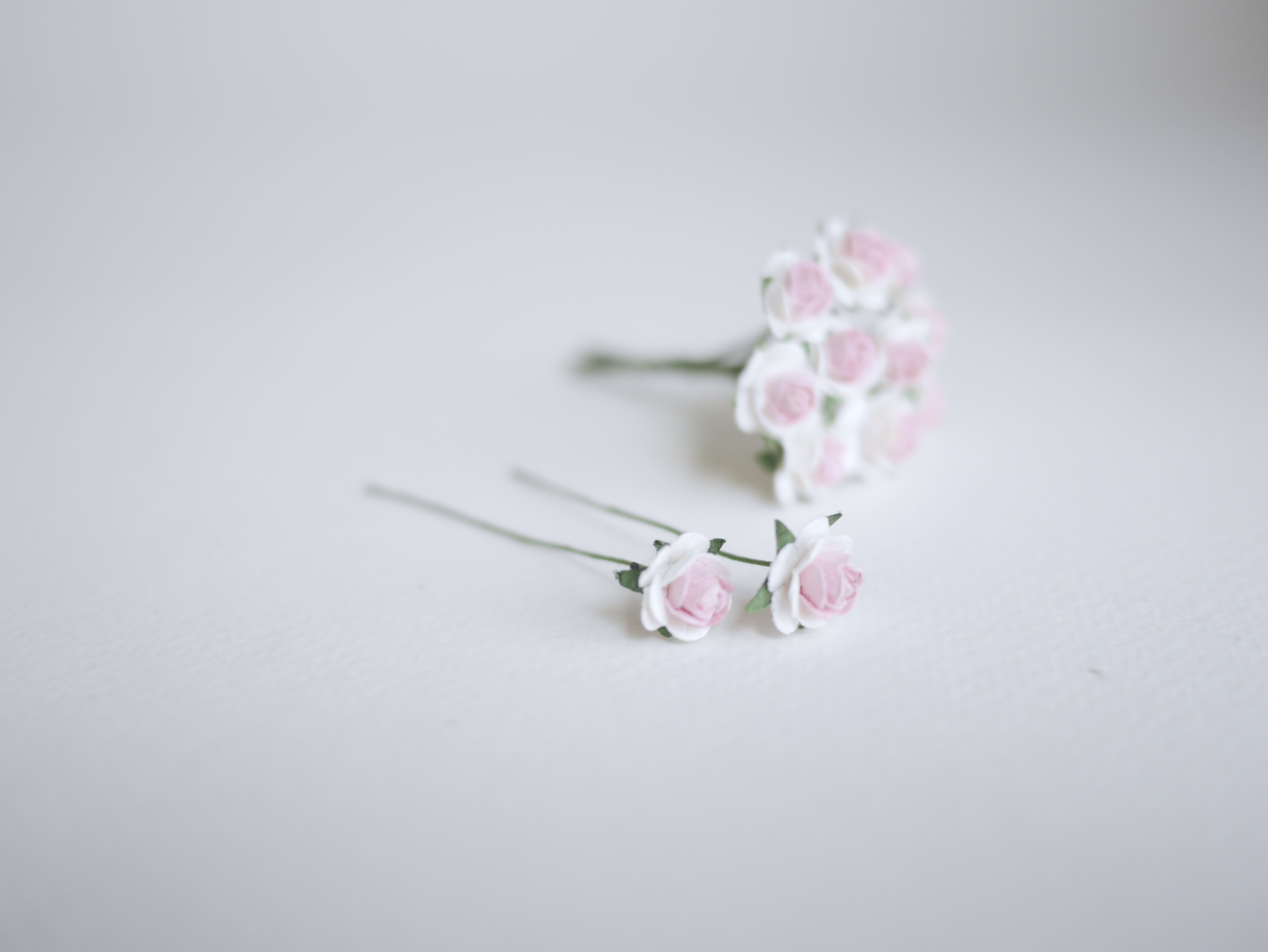 ดอกไม้กระดาษสาสำหรับตกแต่ง ของชำร่วย ดอกกุหลาบกระดาษสา ดอกไม้จิ๋ว สีชมพู ขาว two-tone #922 ขนาด 0.8 cm. จำนวน 100 ดอก/1 ถุง