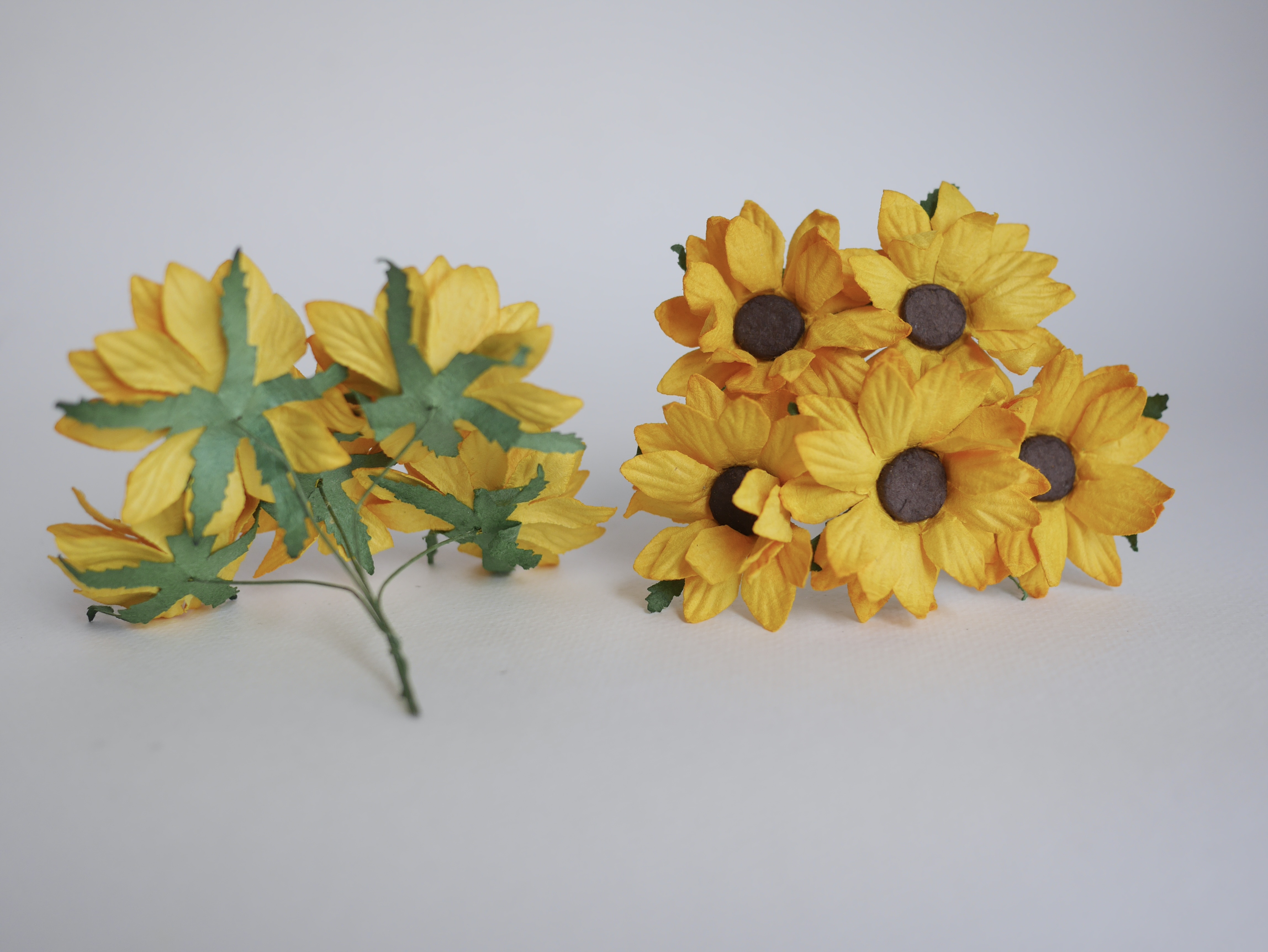 ดอกไม้กระดาษสา ดอกไม้ประดิษฐ์จากกระดาษสา ดอกเดซี่ เกสรสีทอง ดอกไม้กระดาษสาขายส่ง ดอกไม้ประดิษฐ์ ดอกไม้ทำข้อมือเพื่อนเจ้าสาว ดอก daisy ขนาด 5cm. จำนวน 25 ดอก สีเหลือง Paper Flower, 25 Daisy Flowers, yellow color, size 6 cm., brown pollen.