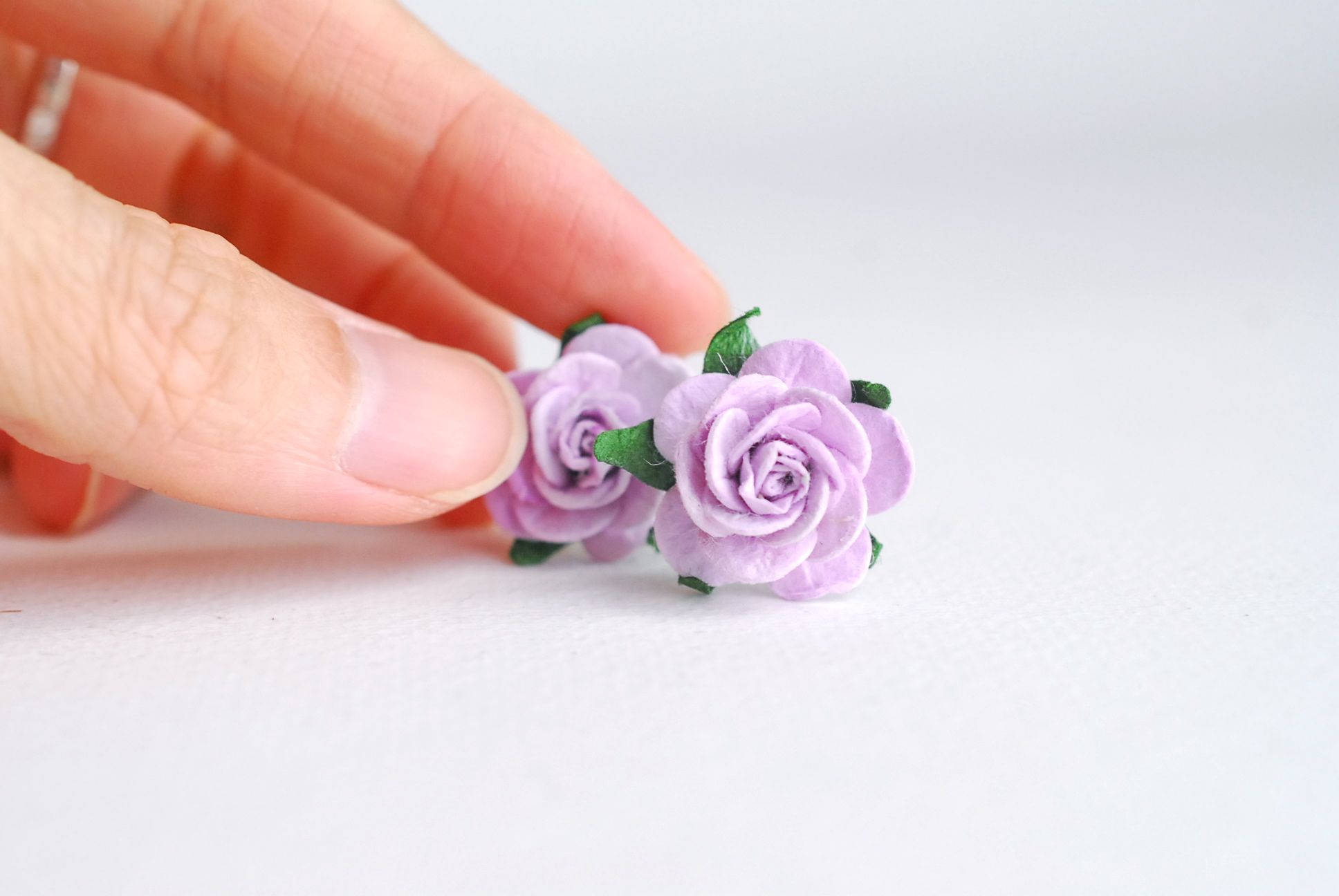 ดอกไม้กระดาษสา ขายส่ง, ดอกกุหลาบกระดาษสา สำหรับประดับ ตกแต่งของชำร่วย, งานแต่งงาน สีม่วงอ่อน ขนาด 1.5 cm. จำนวน 100 ดอก