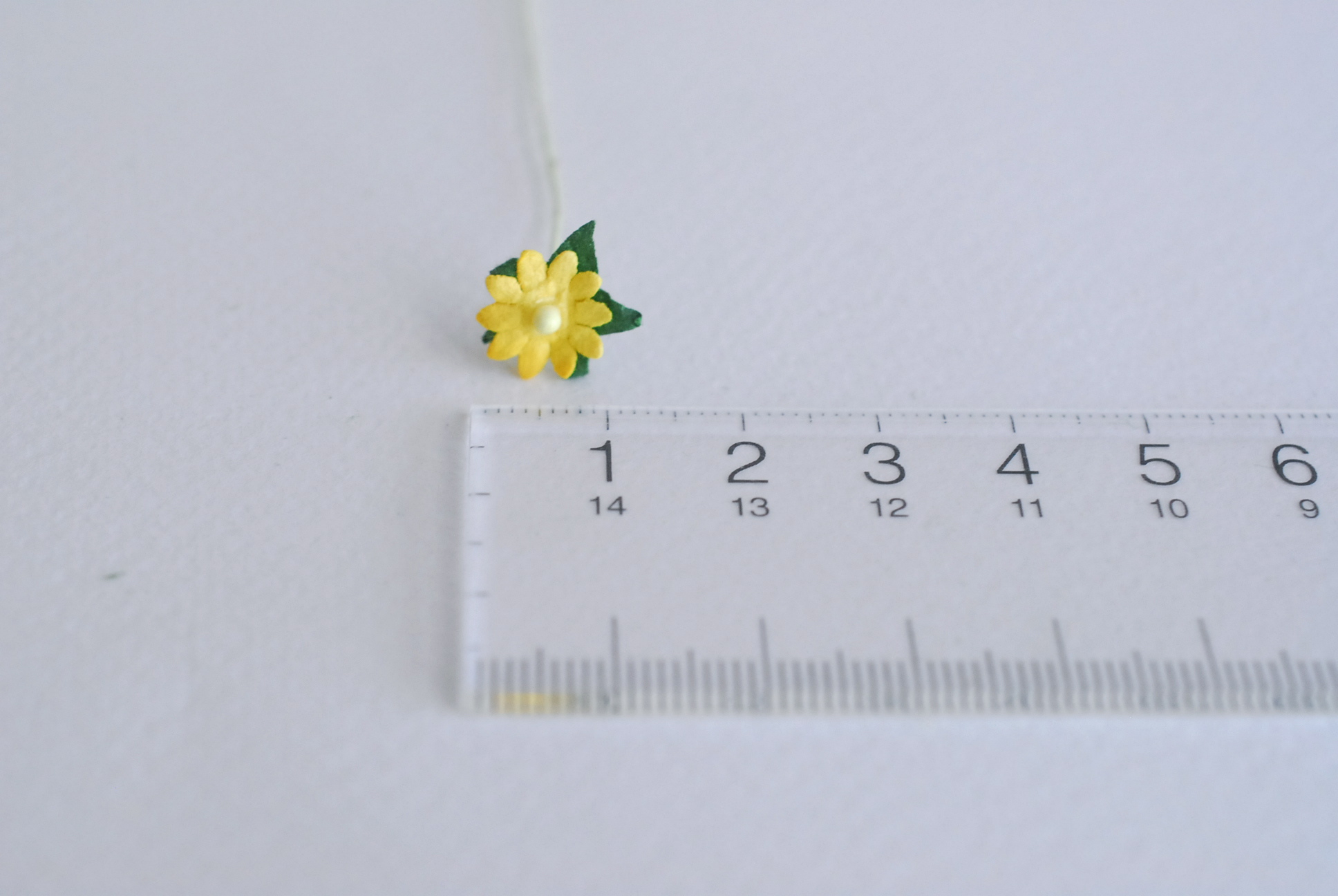 ดอกไม้กระดาษสา ดอกไม้กระดาษสาราคาส่ง ดอกไม้กระดาษสำหรับตกแต่ง งานแต่งงาน หรือติดของชำร่วย ดอกเดซี่ 100 ดอก ขนาด 0.8 cm. สีเหลือง Small Paper Flower with stem, 100 pcs., size 0.8 cm., daisy flowers 2 layers, yellow color.