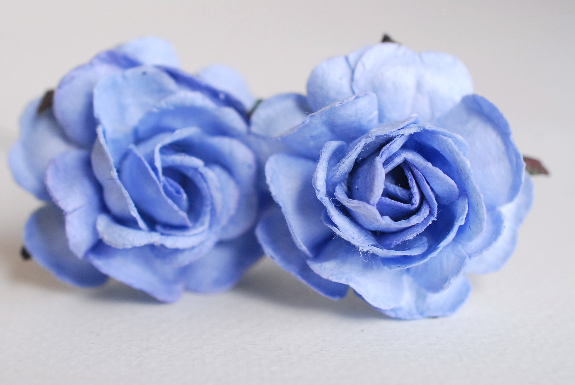 ดอกไม้กระดาษสา ราคาส่ง, ดอกกุหลาบกระดาษสา ดอกไม้ประดิษฐ์ สำหรับตกแต่ง หรืองานแต่งงาน สีฟ้าตุ่นขนาด 3.5 cm. จำนวน 25 ดอก Paper flowers, handmade flowers, small roses paper size 3.5 cm. 25 pieces, pale blue color.