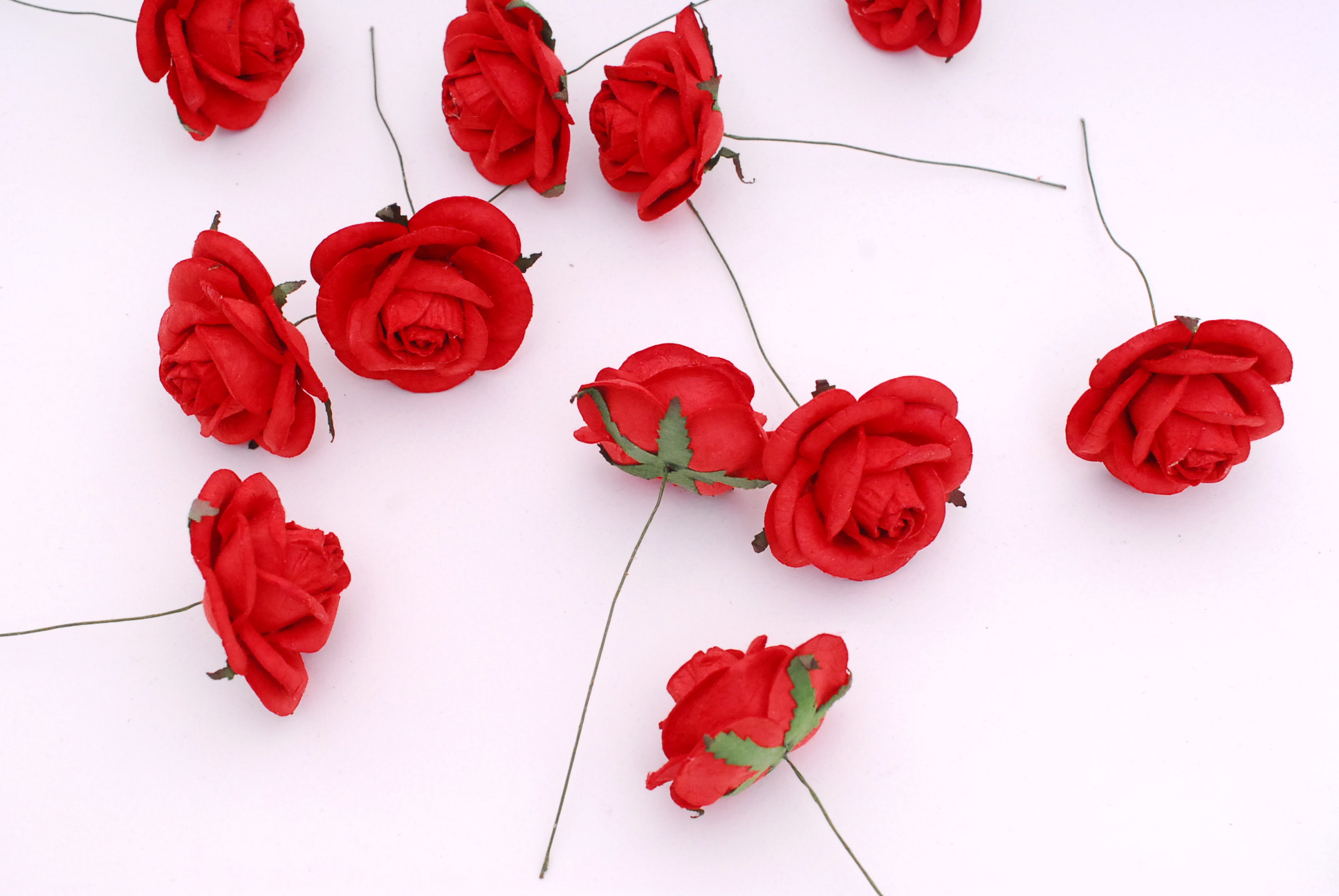 ดอกไม้กระดาษ ดอกไม้กระดาษสา ดอกกุหลาบกระดาษสา ราคาส่ง ดอกุหลาบสีแดง ขนาด4.5 cm. จำนวน 20 ดอก Paper flower, DIY wedding supplies:20 Pieces mulberry rose, 4.00 cm. red color.