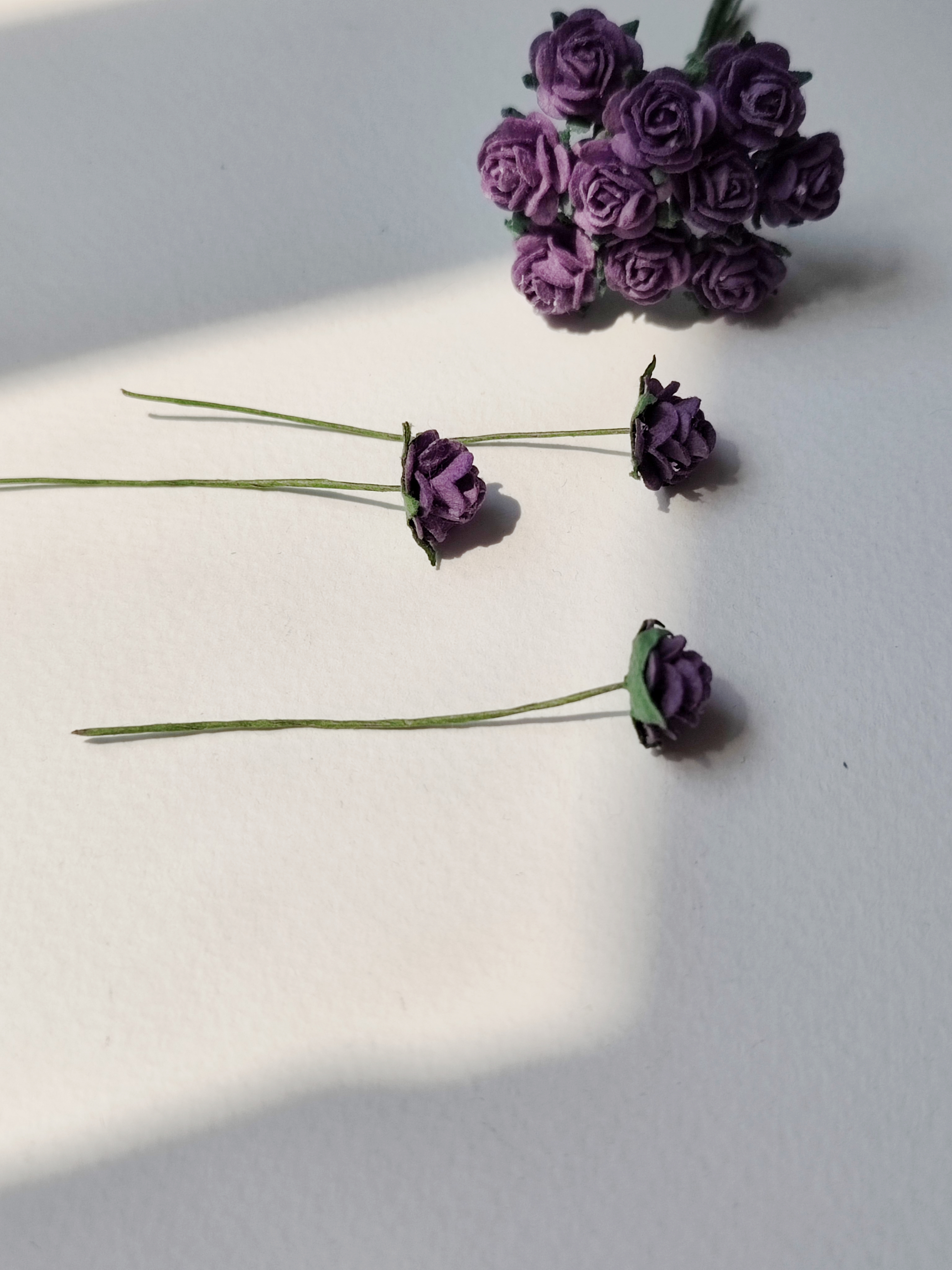 ดอกไม้กระดาษสาสำหรับตกแต่ง ของชำร่วย ดอกกุหลาบจิ๋วกระดาษสา สีม่วงเข้ม ขนาด 1 cm. จำนวน 100 ดอก/1 ถุง