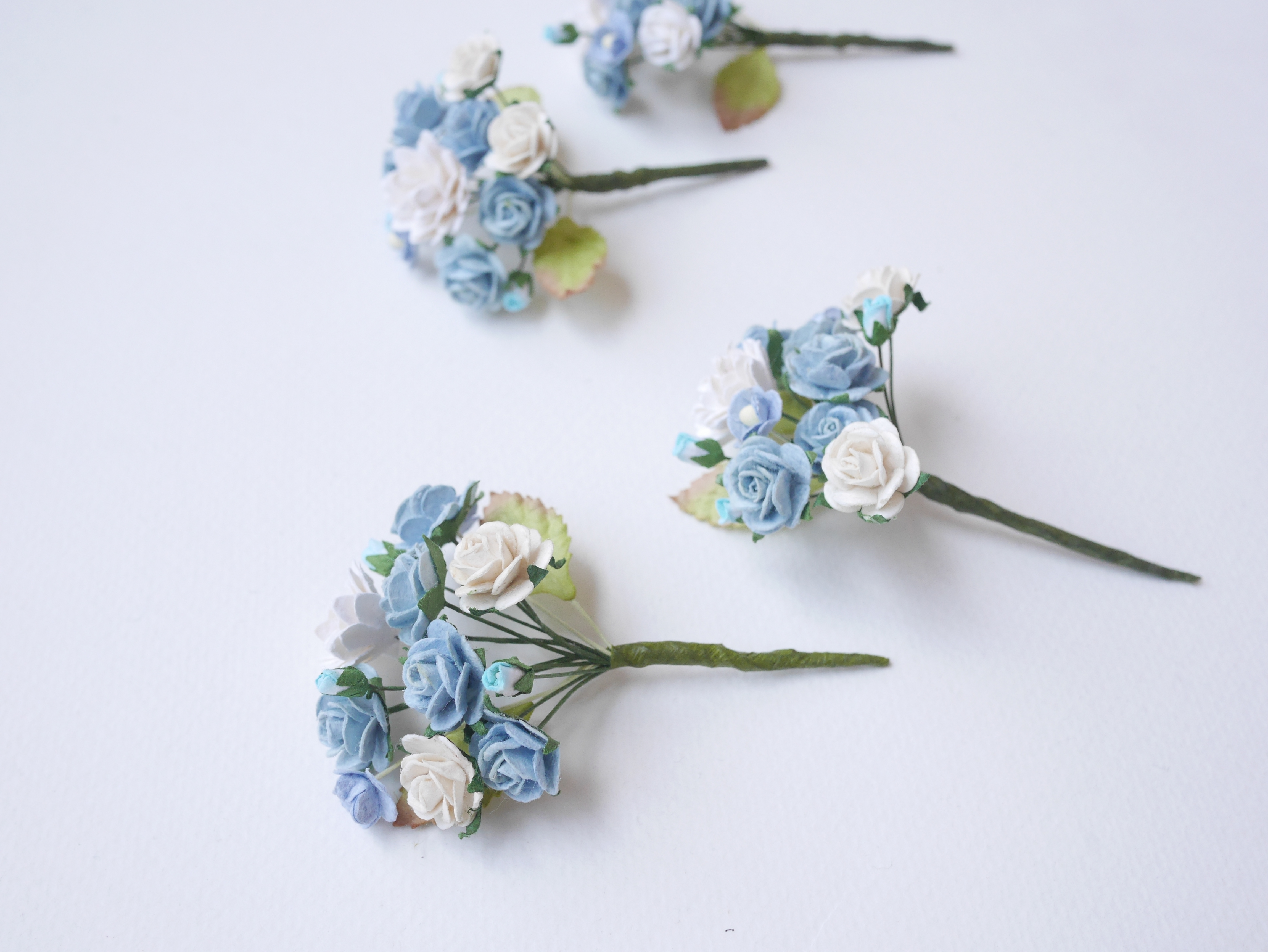 ช่อดอกไม้กระดาษ 4 ชิ้น ดอกไม้ประดับ งานแต่งงาน งานประดิษฐ์ ของชำร่วย ดอกไม้กระดาษสา งานแต่งงาน DIY wedding boutonniere or making centerpieces gift decoration, pale blue and white color.