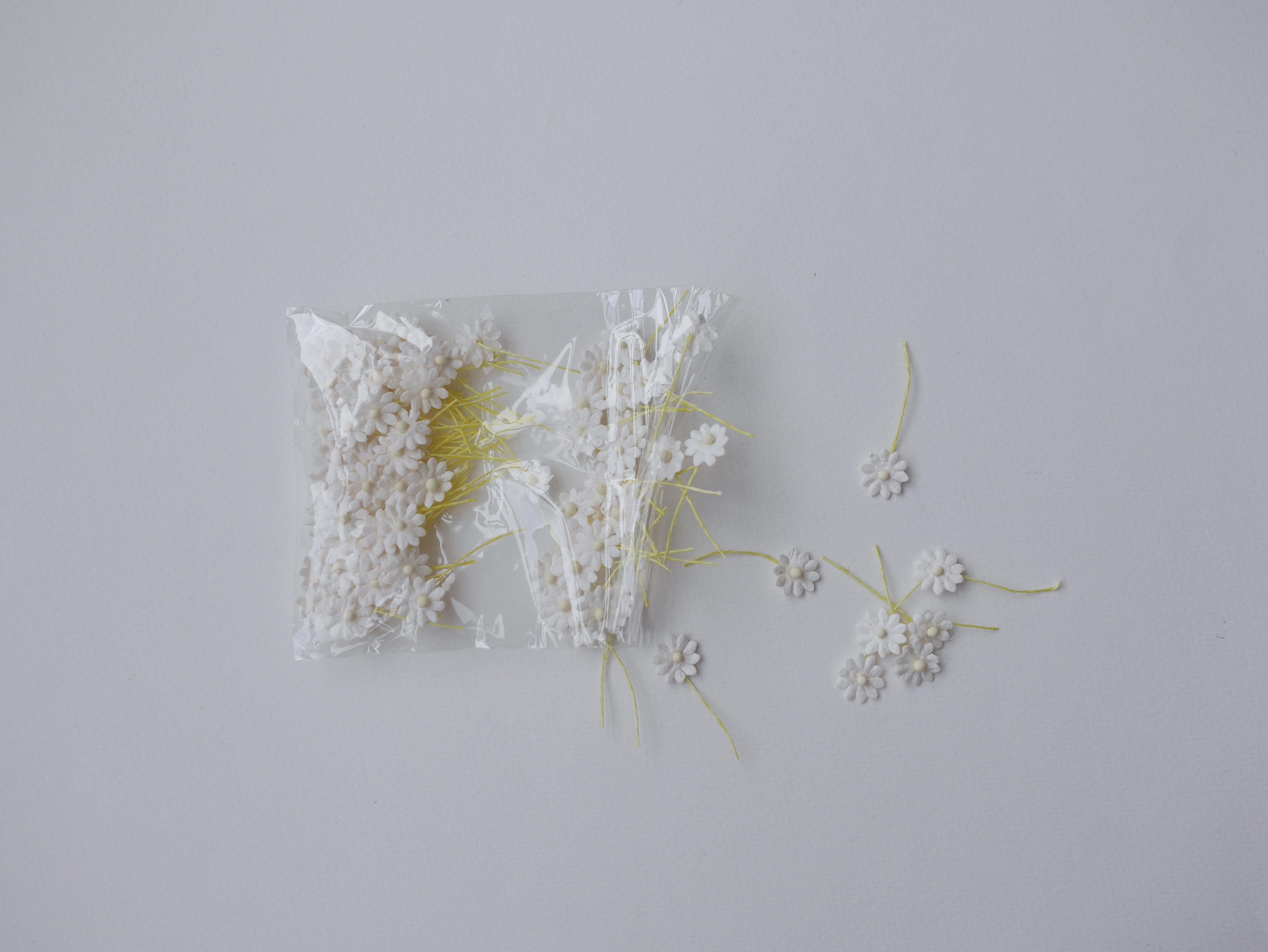 ดอกไม้กระดาษสา ดอกไม้กระดาษสาราคาส่ง ดอกไม้กระดาษสำหรับตกแต่ง งานแต่งงาน หรือติดของชำร่วย ดอกเดซี่ 100 ดอก ขนาด 0.8 cm. สีขาว ก้านเส้นด้าย Small Paper Flower with stem, 100 pcs., size 0.8 cm., daisy flowers 1 layer, white color. yarn stem