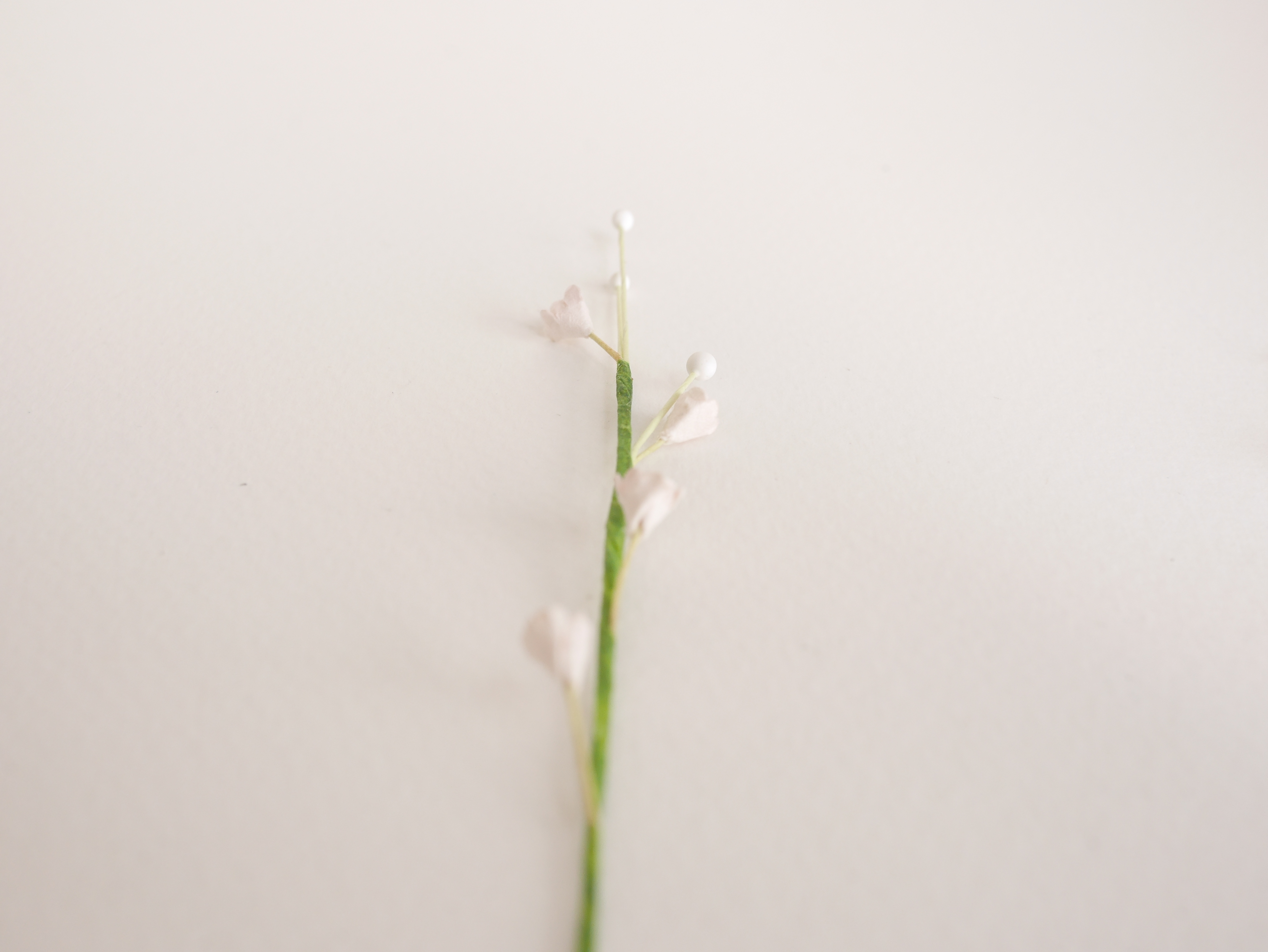 ดอกไม้ประดิษฐ์, ดอกไม้กระดาษสา, ดอก gypsophila, ดอกยิปโซ, ดอกยิปโซก้าน เกสรสีขาว งานประดิษฐ์ตกแต่งของชำร่วย, ดอกไม้ทำพานพุ่ม,พานพวงมาลัย, พานรับไหว้, ขนาด 0.5 cm. สีชมพู ก้านลวดสีเขียว