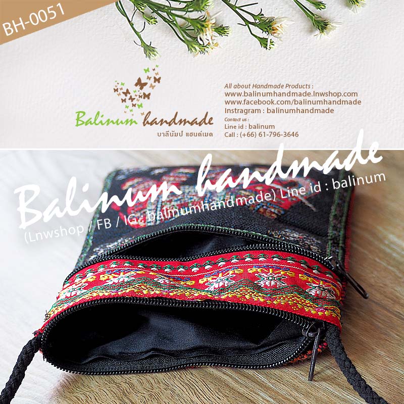 กระเป๋าลายช้างแฮนด์เมด ผ้าฝ้าย ผ้านากา งานปักผ้าชาวเขา แบบสะพายไหล่ สะพายข้าง (ถ้าสายยาวไปสามารถขมวดปมให้สั้นลงได้ตามอัธยาศัย) มี 2 ช่องซิปใส่ของด้านหน้า ข้างในบุผ้าซับในสีดำ ใช้งานง่ายแบบรูดเดียวจบ สามารถใช้งานได้หลากหลาย จะใส่เงิน เหรียญ มือถือ ยาดม ยาห แดง,ดำ (Red,Black)