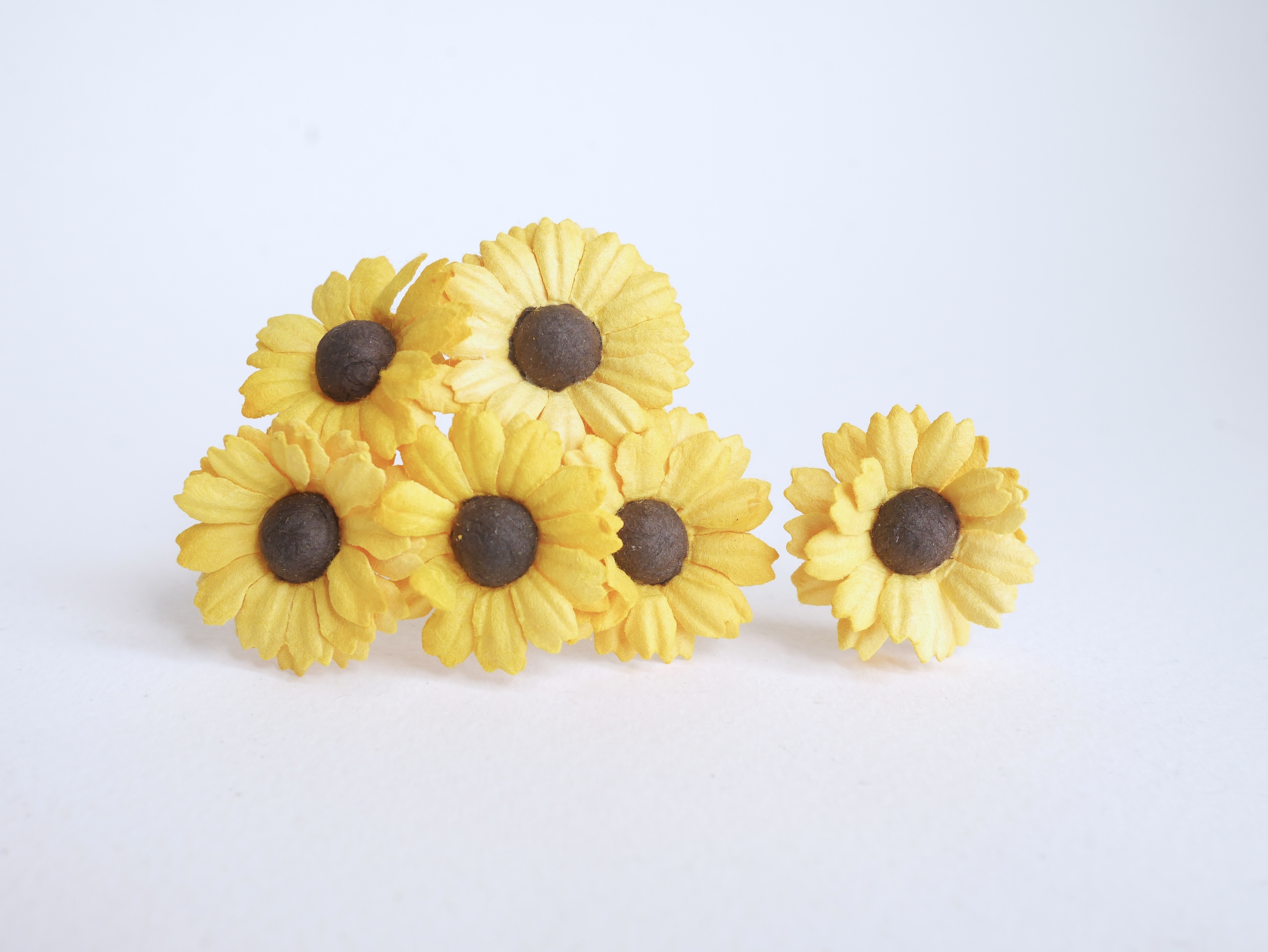 ดอกไม้กระดาษสา ดอกไม้ประดิษฐ์จากกระดาษสา ดอกเดซี่ เกสรสีทอง ดอกไม้กระดาษสาขายส่ง ดอกไม้ประดิษฐ์ ดอกไม้ทำข้อมือเพื่อนเจ้าสาว ดอก daisy ขนาด 3 cm. จำนวน 25 ดอก สีเหลือง Paper Flower, 25 Daisy Flowers, yellow color, size 3 cm., brown pollen.