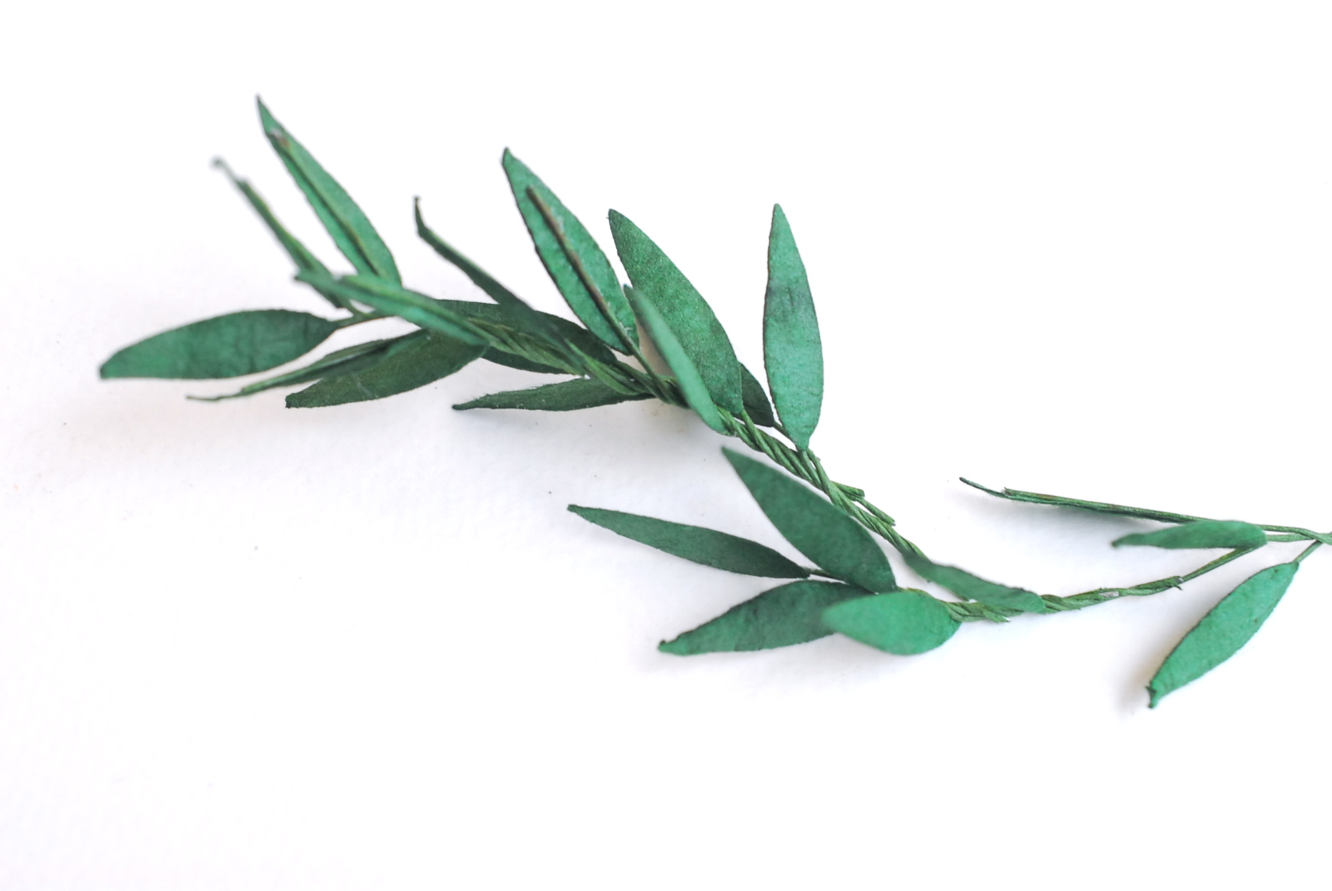 ใบไม้กระดาษ ใบไม้กระดาษสา ราคาส่ง,ใบไม่้กุหลาบกระดาษ สำหรับดอกมะลิกระดาษสา ใบไม้ประดิษฐ์ สำหรับตกแต่ง หรืองานแต่งงาน สีเขียวเข้ม rosemary ขนาด 1.00x2.5 cm. จำนวน 100 ใบ