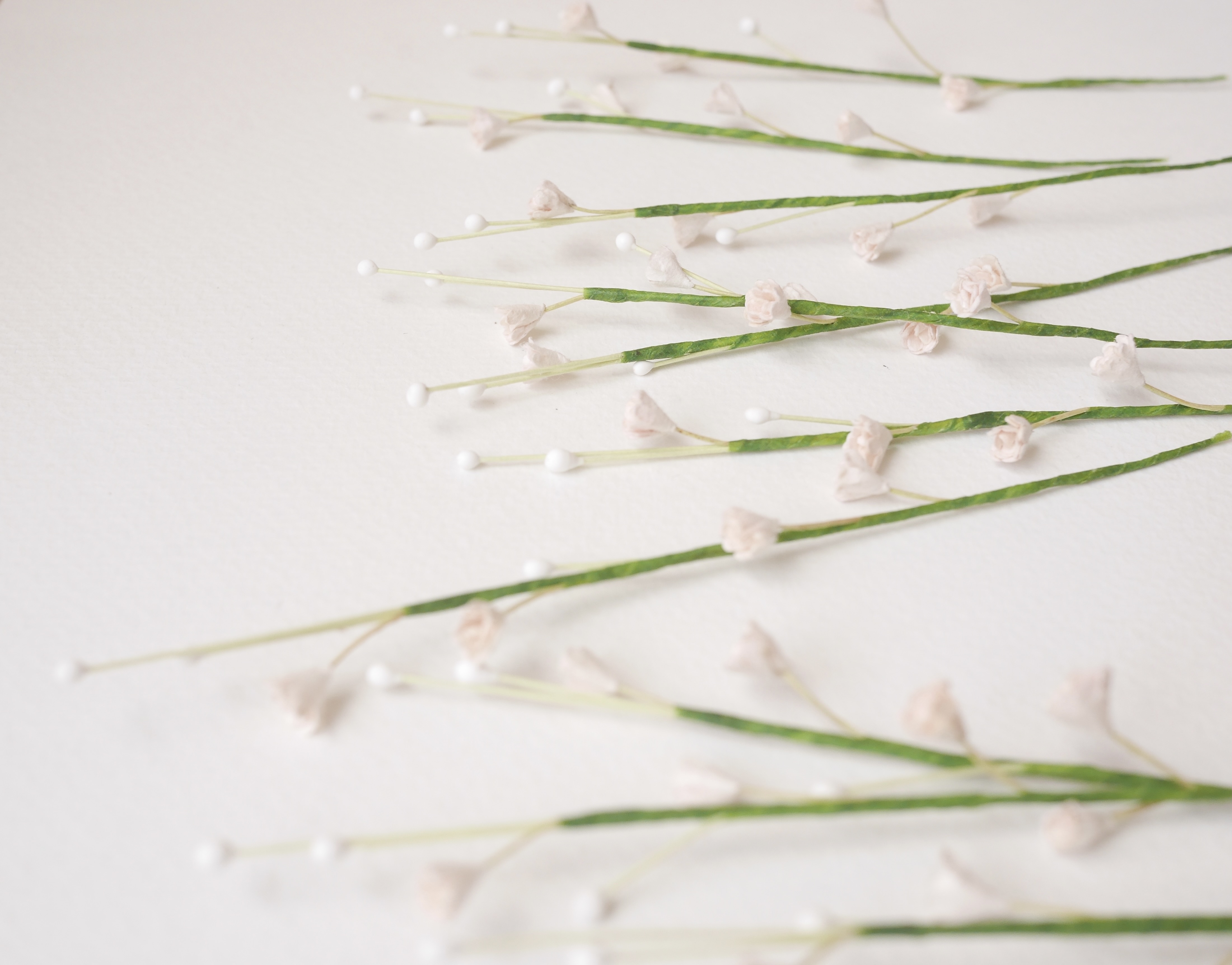 ดอกไม้ประดิษฐ์, ดอกไม้กระดาษสา, ดอก gypsophila, ดอกยิปโซ, ดอกยิปโซก้าน เกสรสีขาว งานประดิษฐ์ตกแต่งของชำร่วย, ดอกไม้ทำพานพุ่ม,พานพวงมาลัย, พานรับไหว้, ขนาด 0.5 cm. สีชมพู ก้านลวดสีเขียว