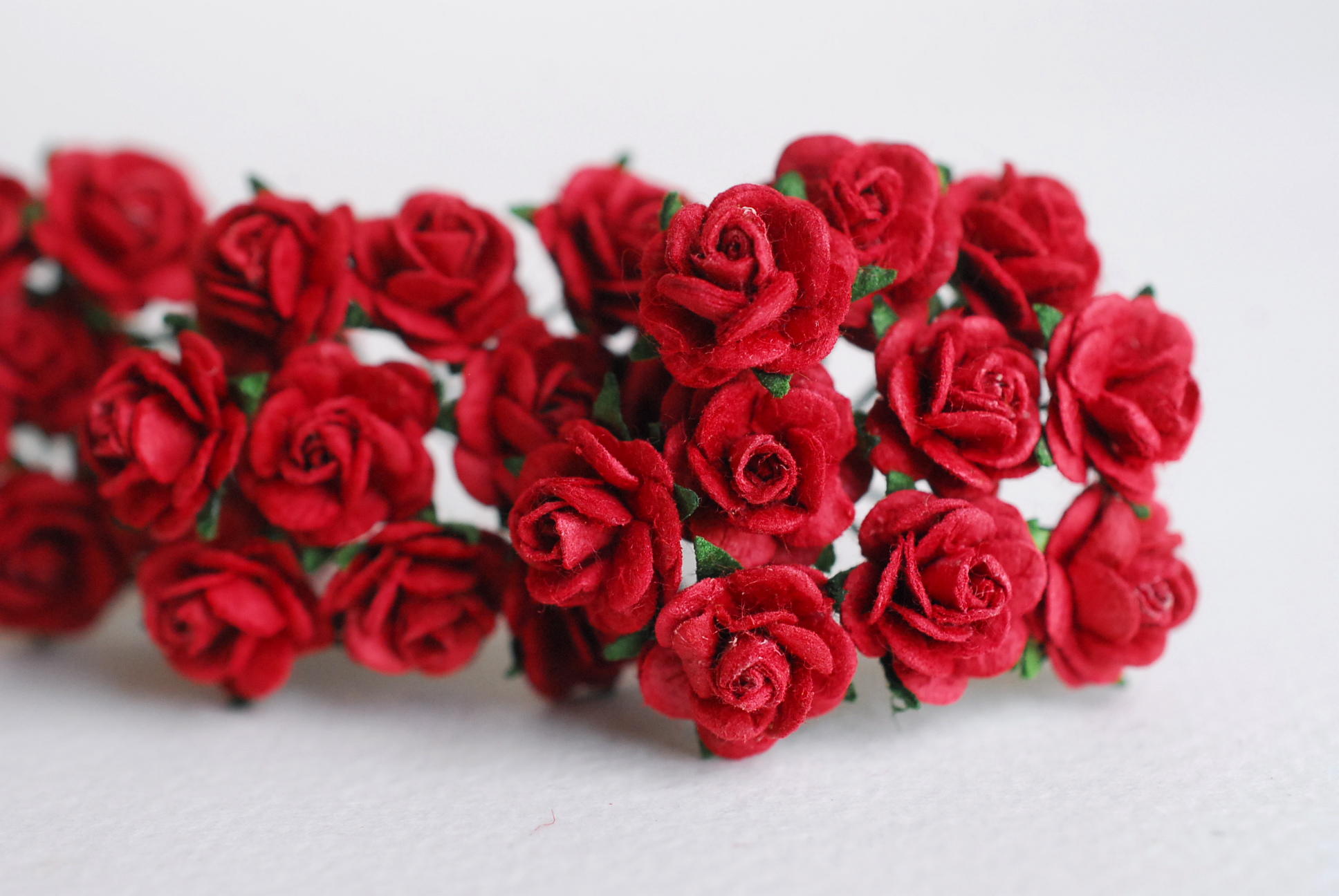 ดอกไม้กระดาษสาสำหรับตกแต่ง ของชำร่วย ดอกกุหลาบ ดอกกุหลาบสีแดง กระดาษสา สีแดงเข้มขนาด 1 cm. จำนวน 100 ดอก/1 ถุง